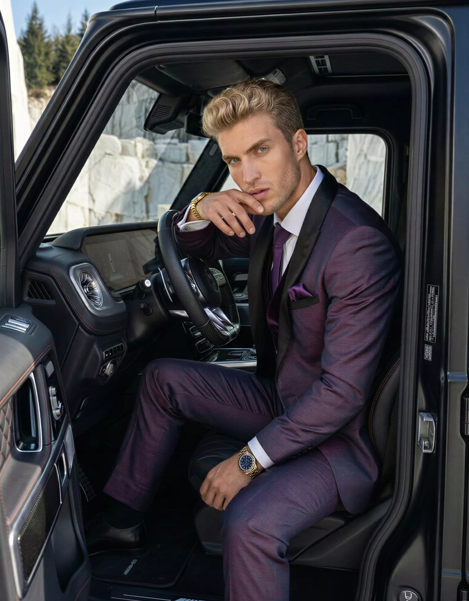 Traje de novio Zephyr, pose coche, color púrpura, esmoquin, Atelier Masculini