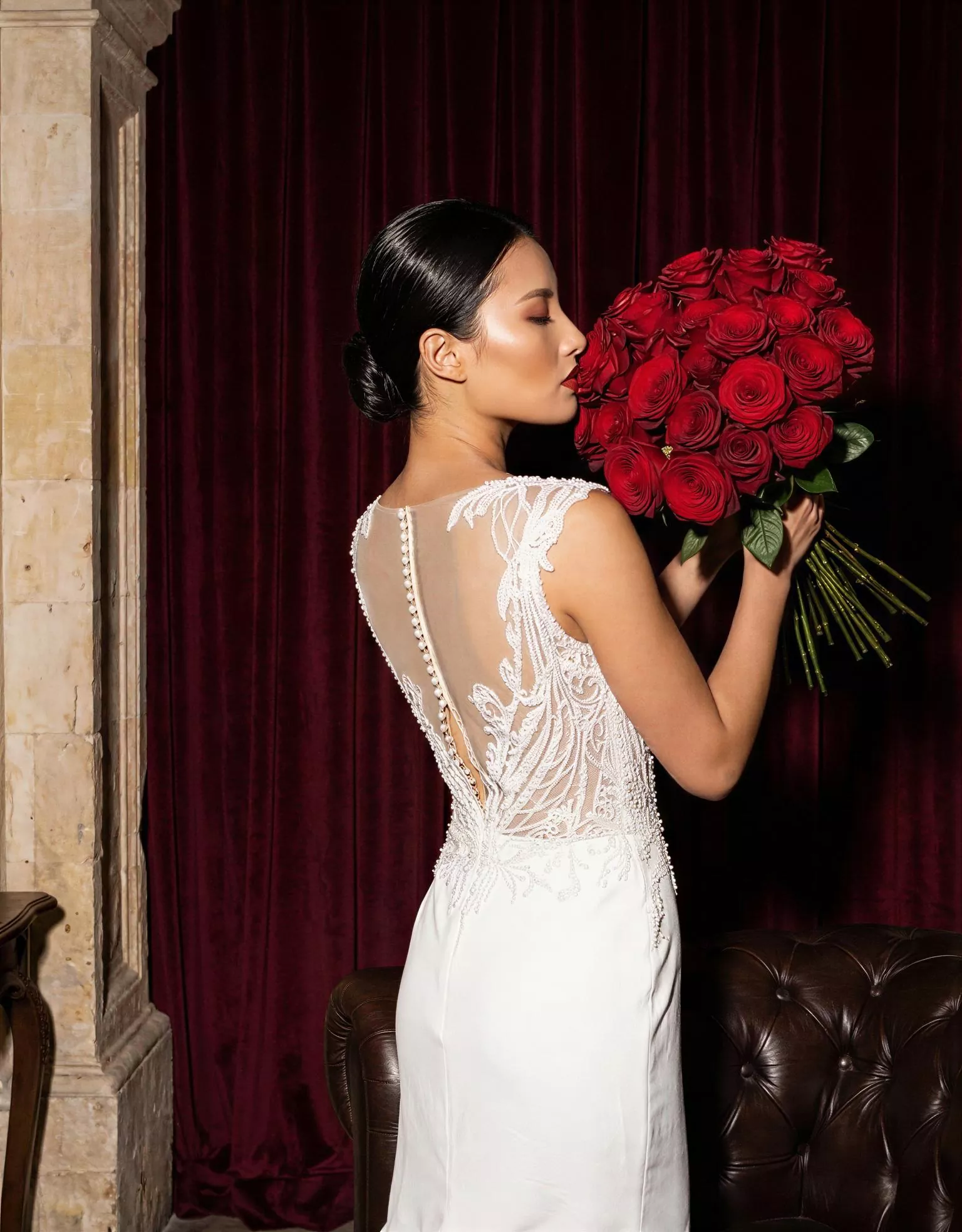 Vestido de novia Amary, pose espalda detalle, corte sirena, encaje con pedrería, espalda abierta ilusión, Atelier Couture