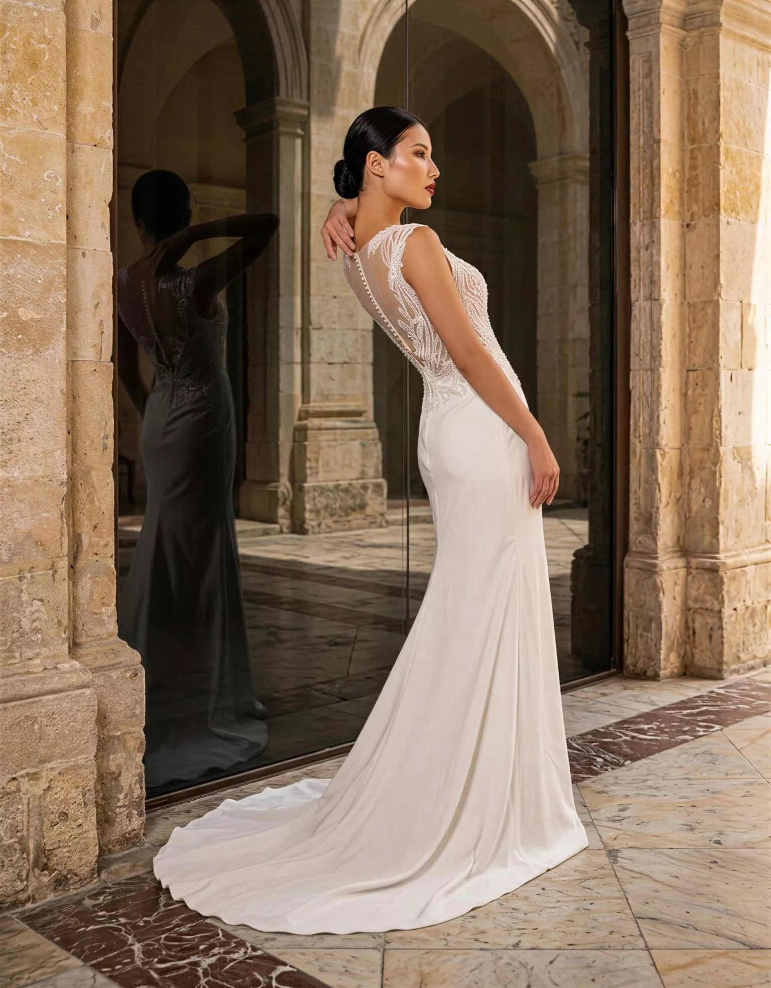 Vestido de novia Amary, pose espalda general, corte sirena, encaje con pedrería, espalda abierta ilusión, Atelier Couture copia