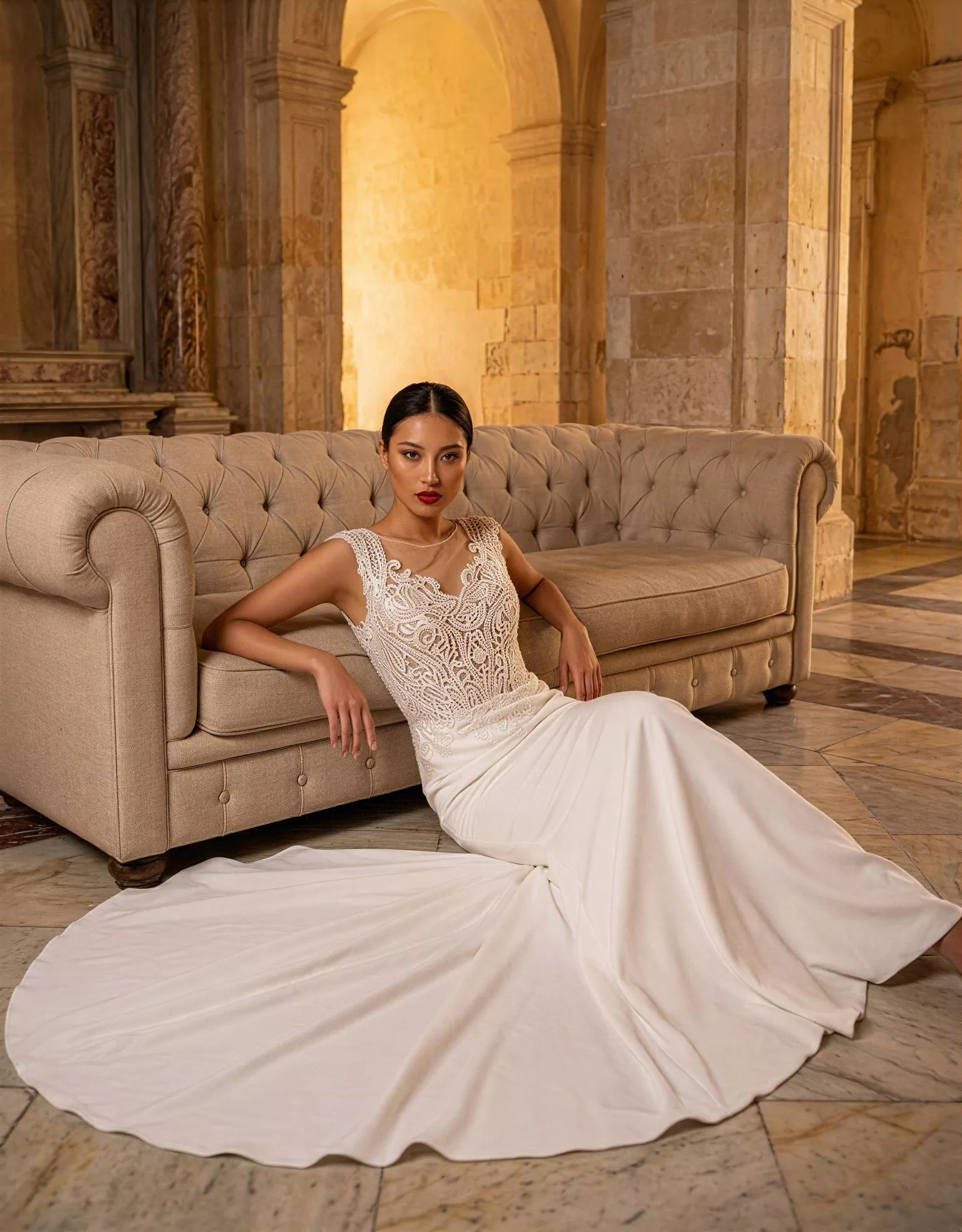 Vestido de novia Amary, pose estirada, corte sirena, encaje con pedrería, espalda abierta ilusión, Atelier Couture