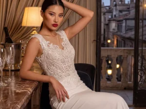 Vestido de novia Amary, pose sentada, corte sirena, encaje con pedrería, espalda abierta ilusión, Atelier Couture