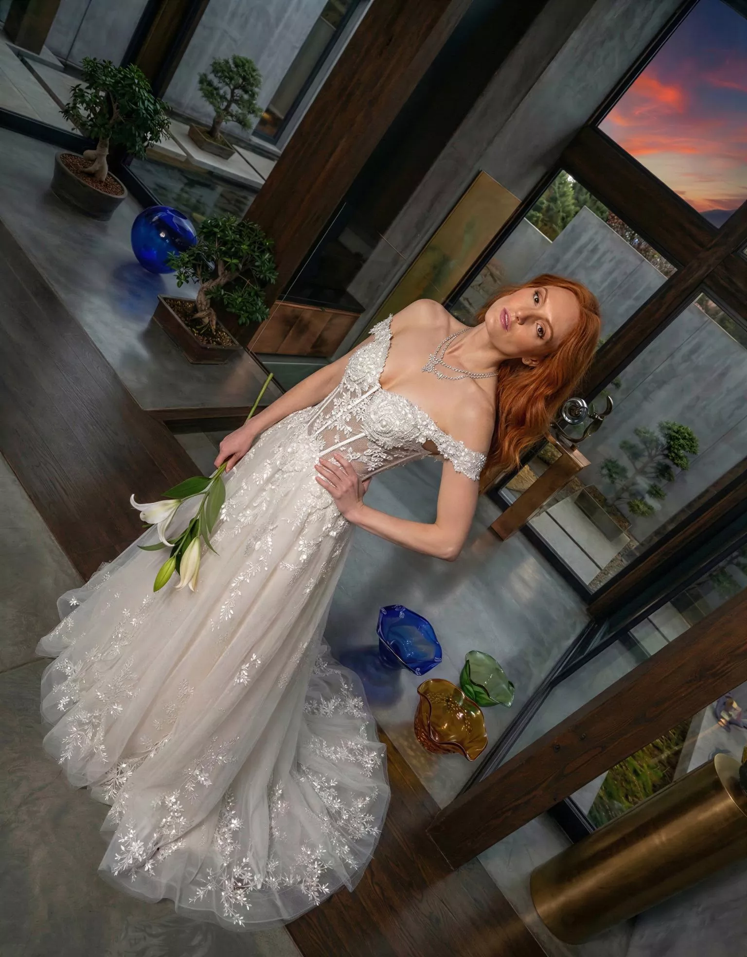 Vestido de novia Jubilee, pose cenital, corte A, escote corazon, espalda recta, tul con torso de encaje Atelier Boheme