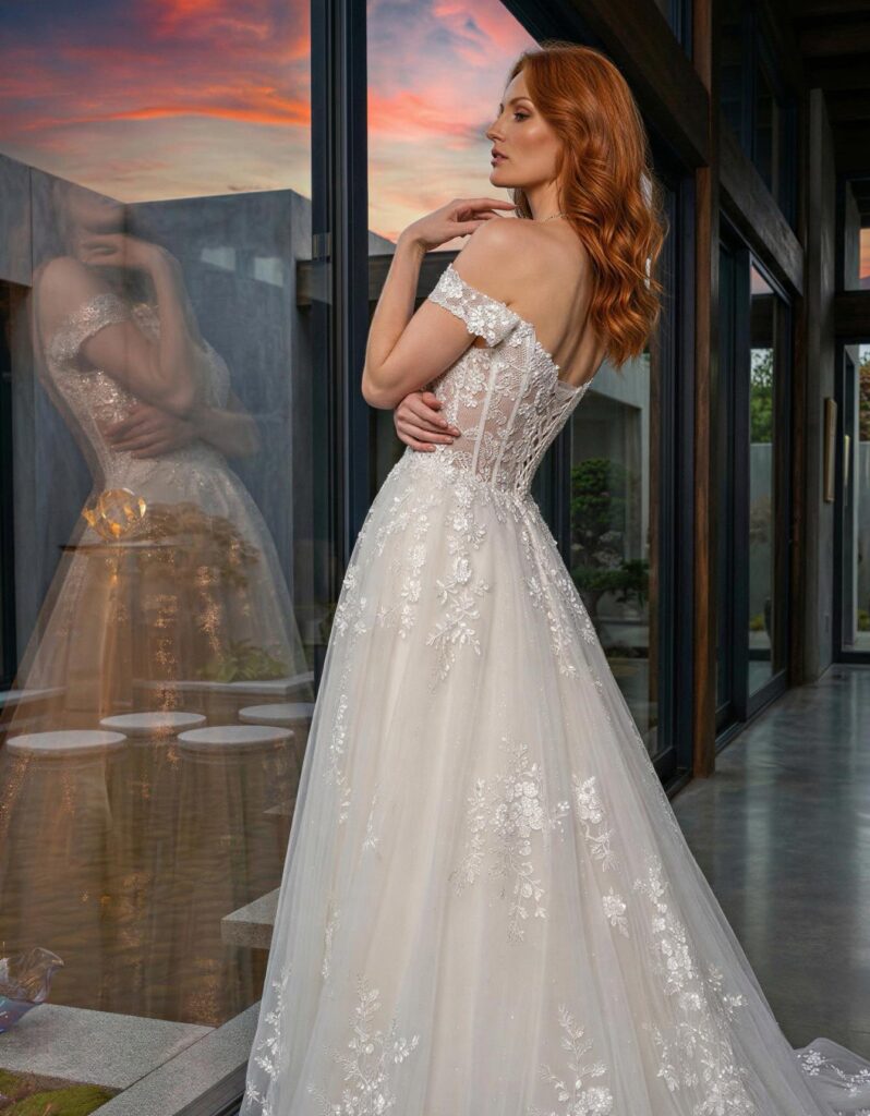 Vestido de novia Jubilee, pose espaldas, corte A, escote corazon, espalda recta, tul con torso de encaje Atelier Boheme 10.58.37