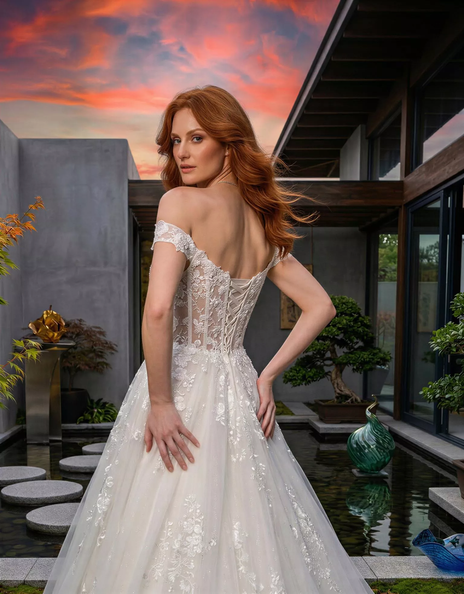 Vestido de novia Jubilee, pose espaldas detalle, corte A, escote corazon, espalda recta, tul con torso de encaje Atelier Boheme