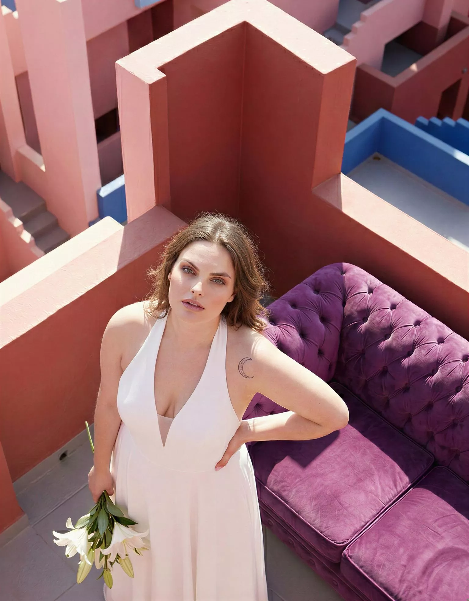 Vestido de novia Yerisia pose cenital, escote V, espalda abierta, corte A,crepé, Atelier Madonna