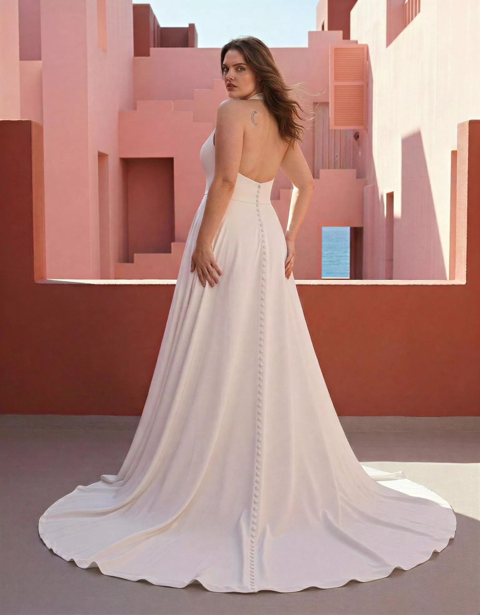 Vestido de novia Yerisia pose espalda general, escote V, espalda abierta, corte A,crepé, Atelier Madonna