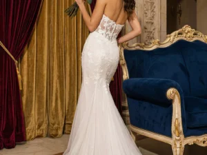 Vestido de novia Zephyrai, pose espalda , corte sirena, escote corazón, encaje floral, Atelier