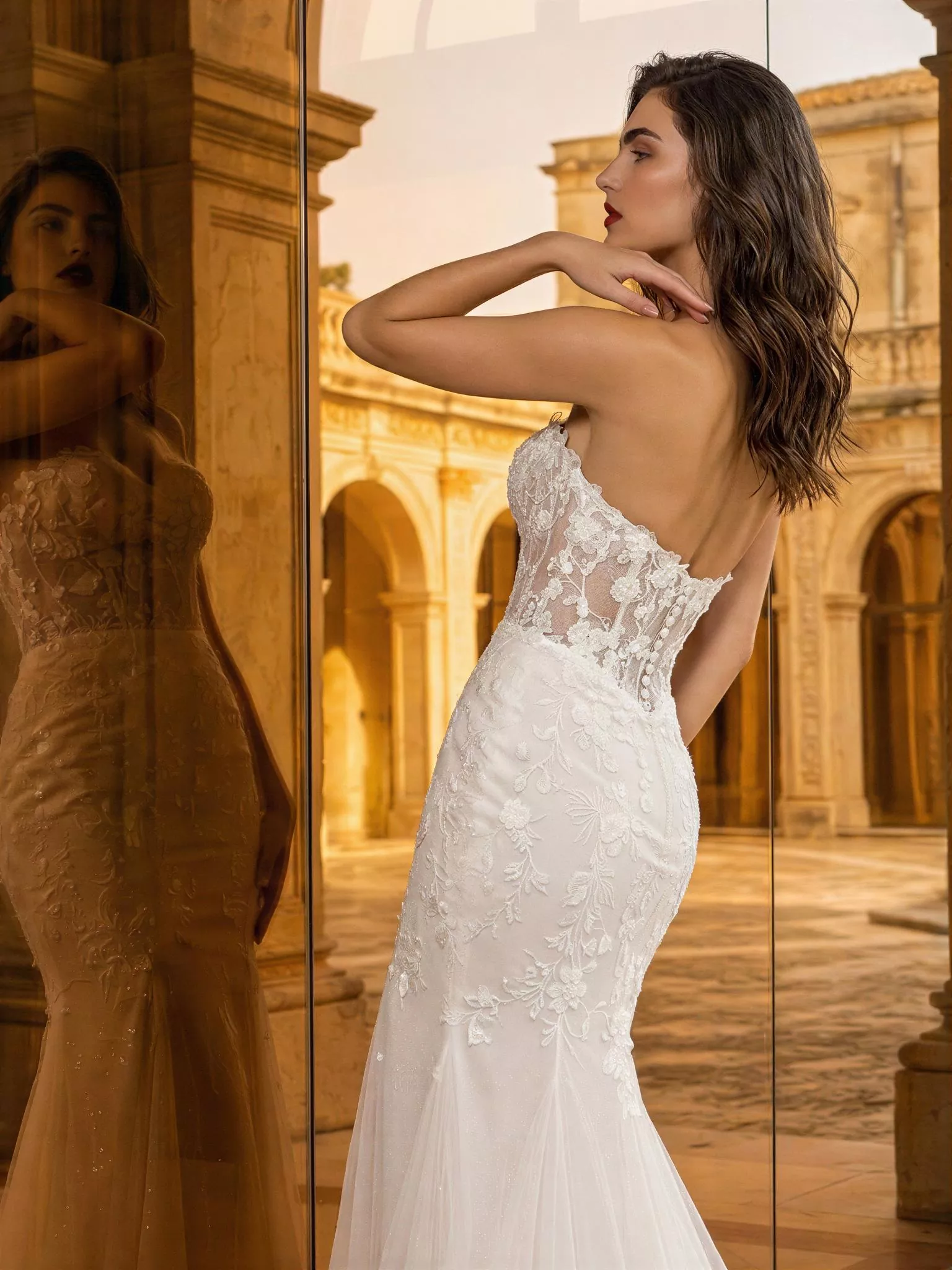 Vestido de novia Zephyrai, pose esplada detalle, corte sirena, escote corazón, encaje floral, Atelier