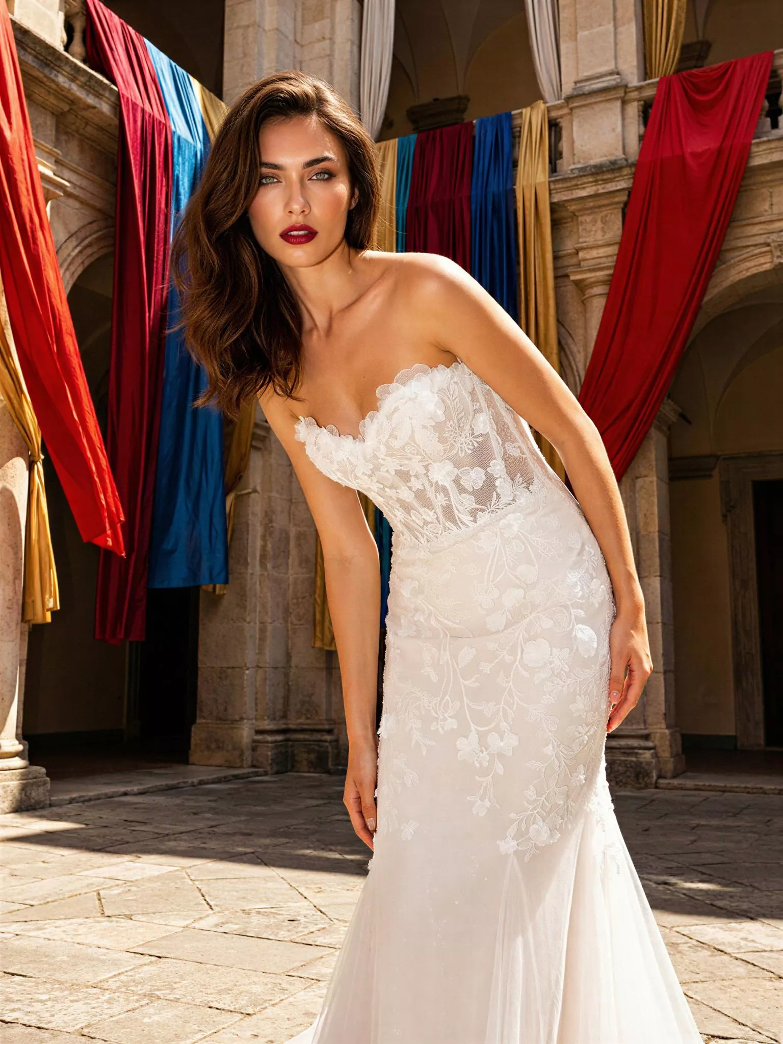 Vestido de novia Zephyrai, pose frontal detalle, corte sirena, escote corazón, encaje floral, Atelier
