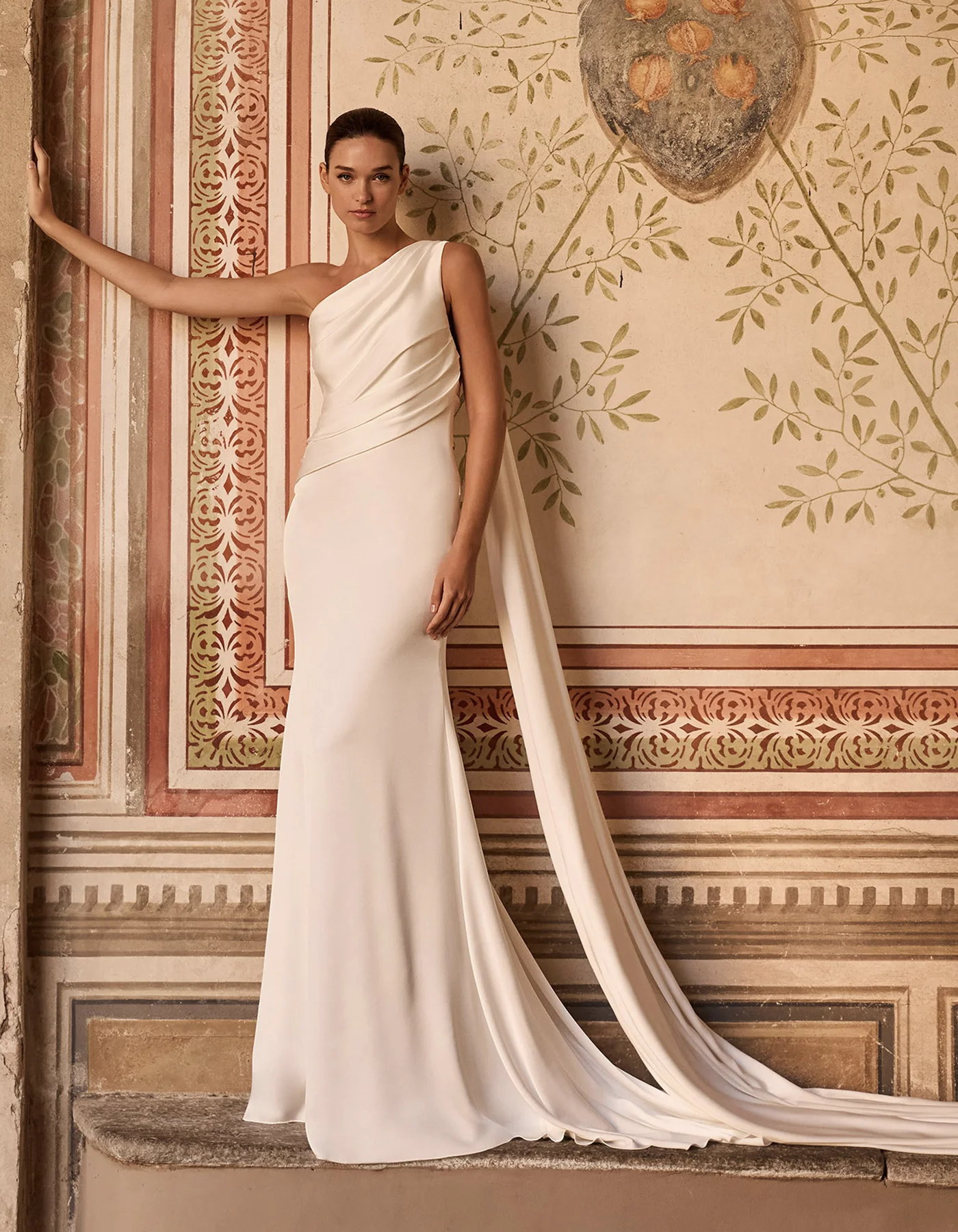 vestido-novia-fiorella-albertopalatchi-crepé-asimetrico-espaldacruzada-frente-atelierdebodas