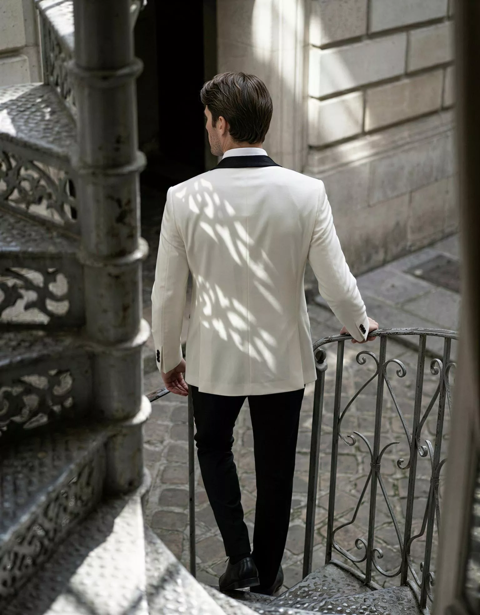 traje-novio-avorio-imperio-masculini-espalda-atelierdebodas