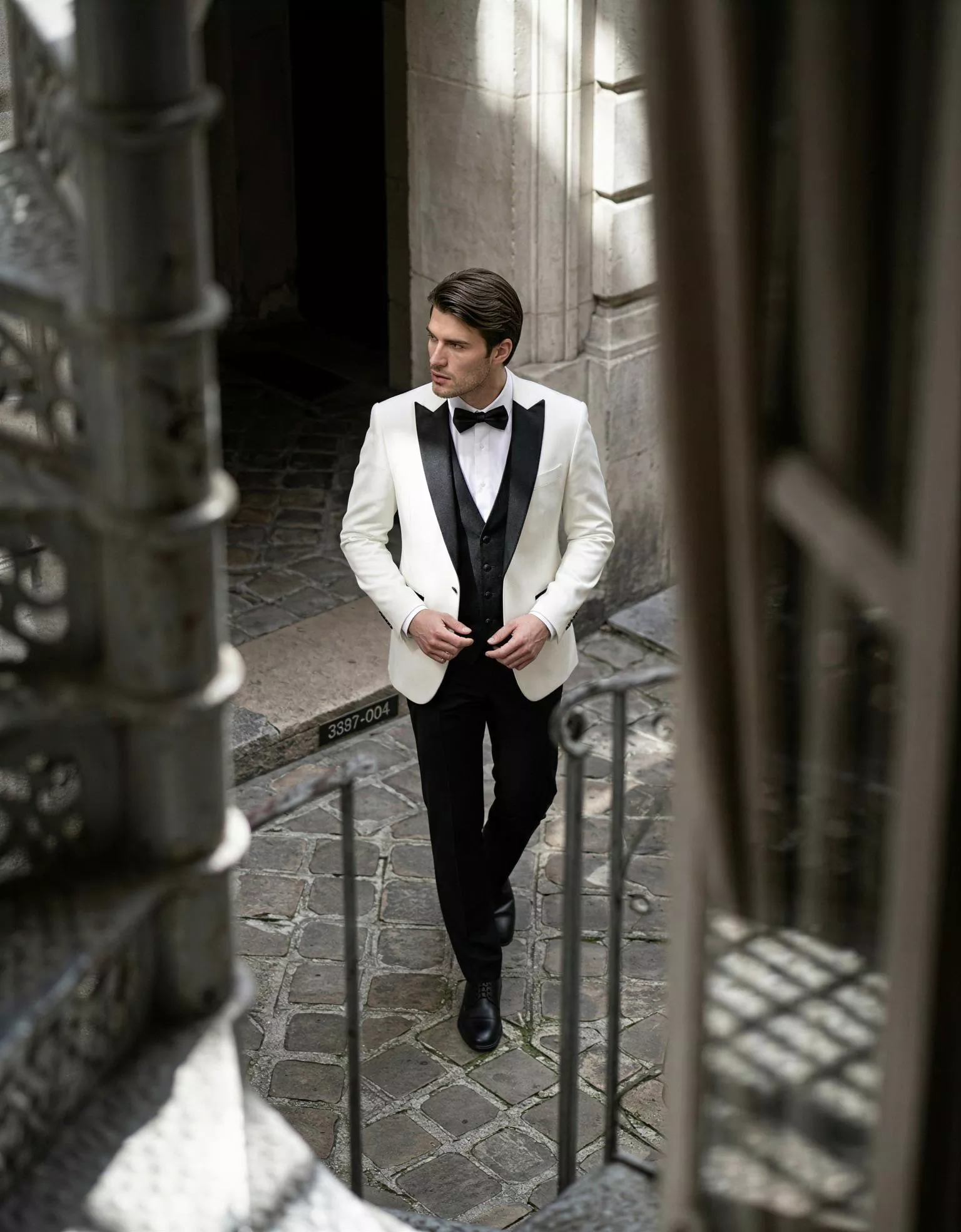 traje-novio-avorio-imperio-masculini-frente-atelierdebodas