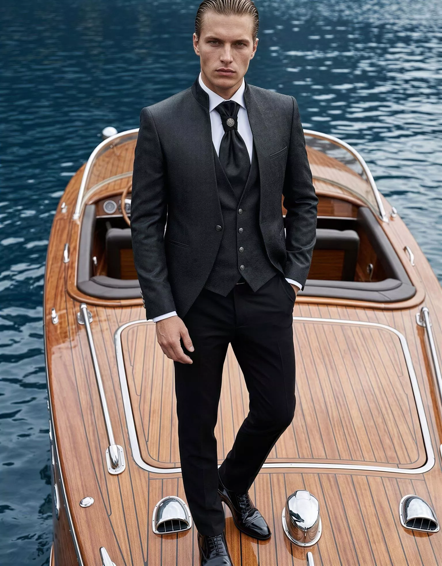 traje-novio-derya-masculini-frente-atelierdebodas