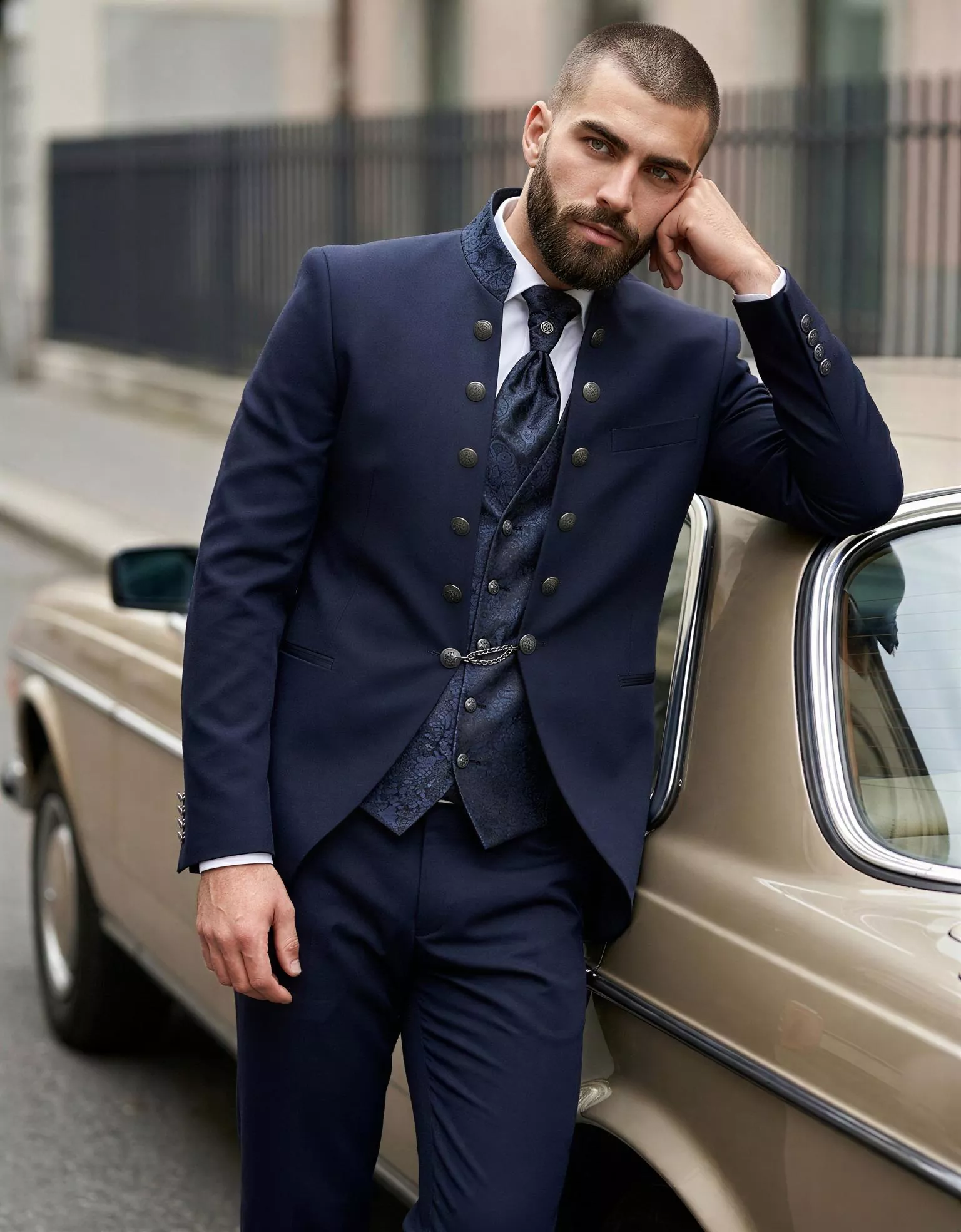 traje-novio-eunu-masculini-detalle-atelierdebodas