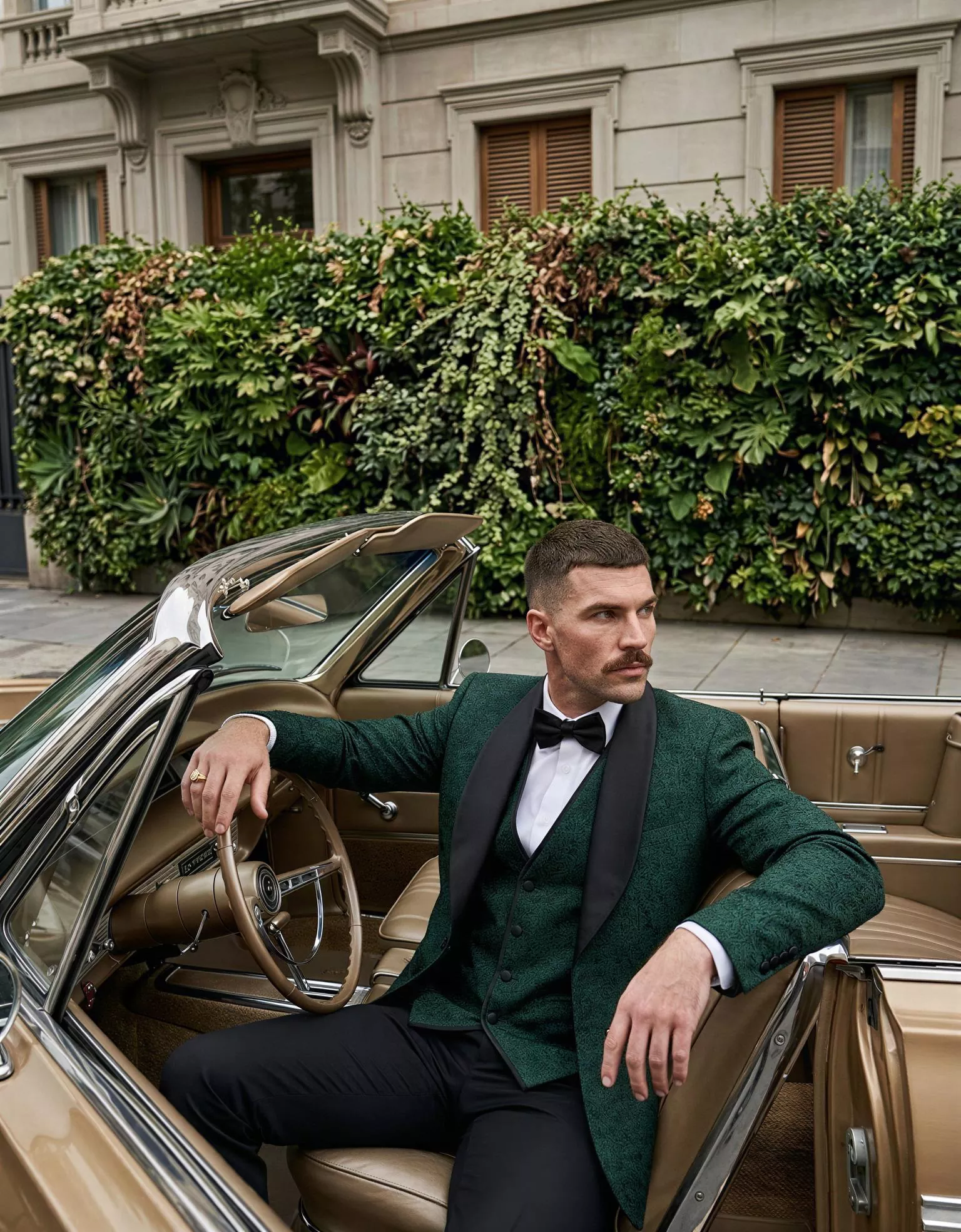 traje-novio-himno-masculini-pose-atelierdebodas