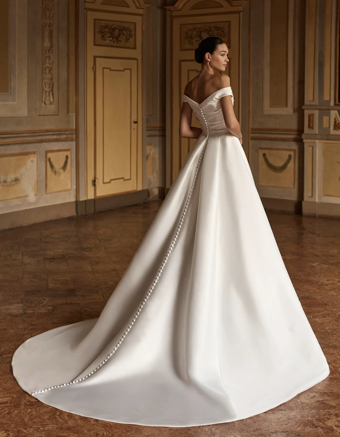 vestido-novia-agnetha-albertopalatchi-crepé-corazón-espaldaenv-atelierdebodas