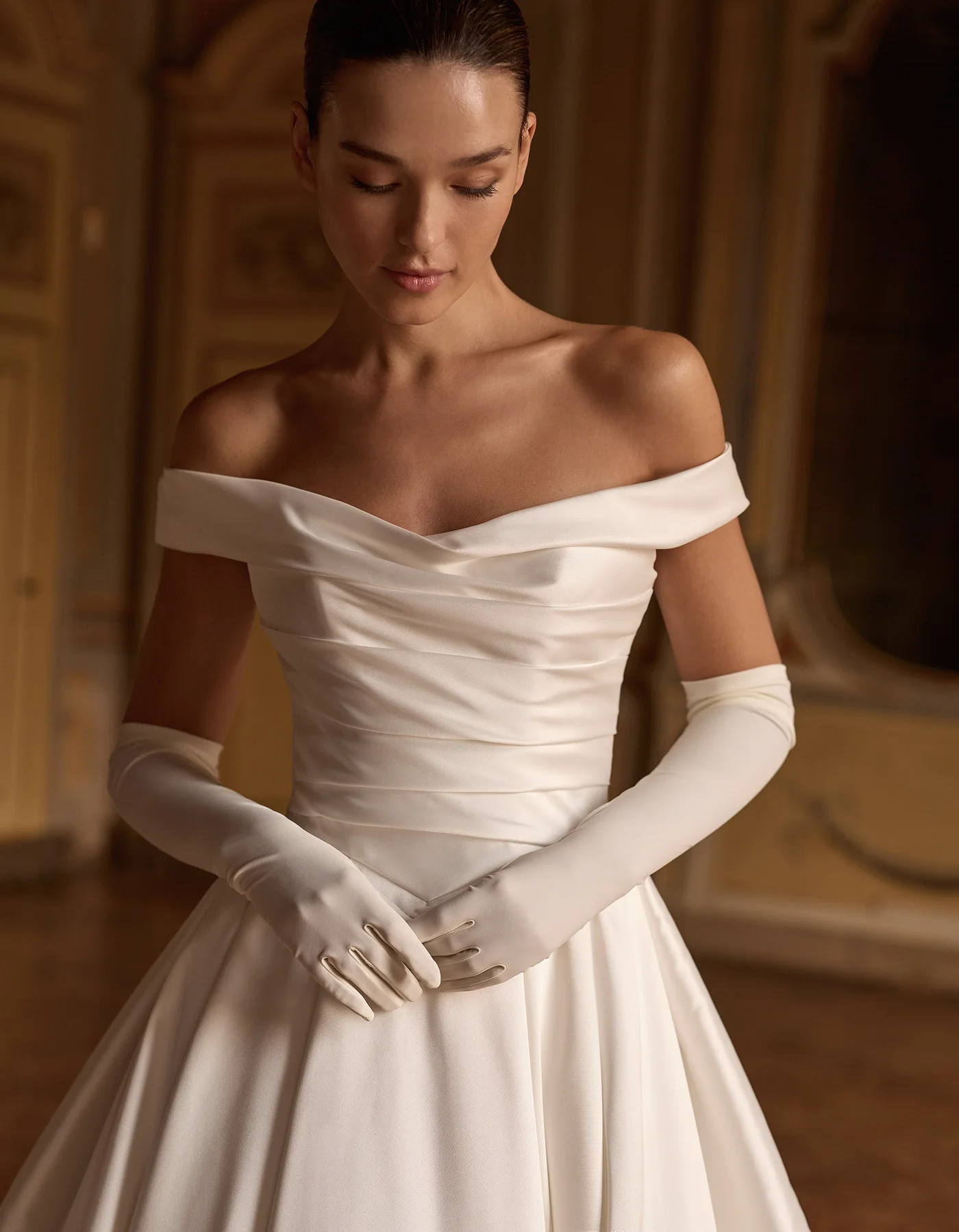 vestido-novia-agnetha-albertopalatchi-crepé-corazón-espaldaenv-detalle-atelierdebodas