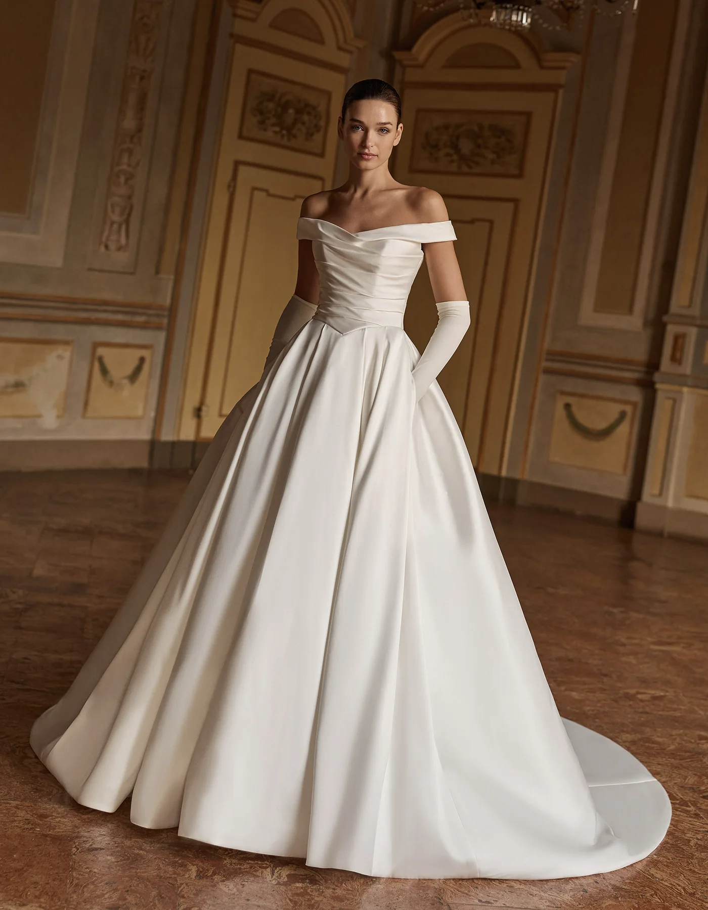 vestido-novia-agnetha-albertopalatchi-crepé-corazón-espaldaenv-frente-atelierdebodas