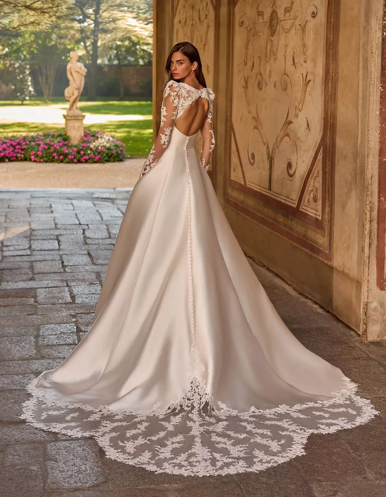 vestido-novia-ashanti-albertopalatchi-crepé-escoterecto-espaldaabierta-atelierdebodas