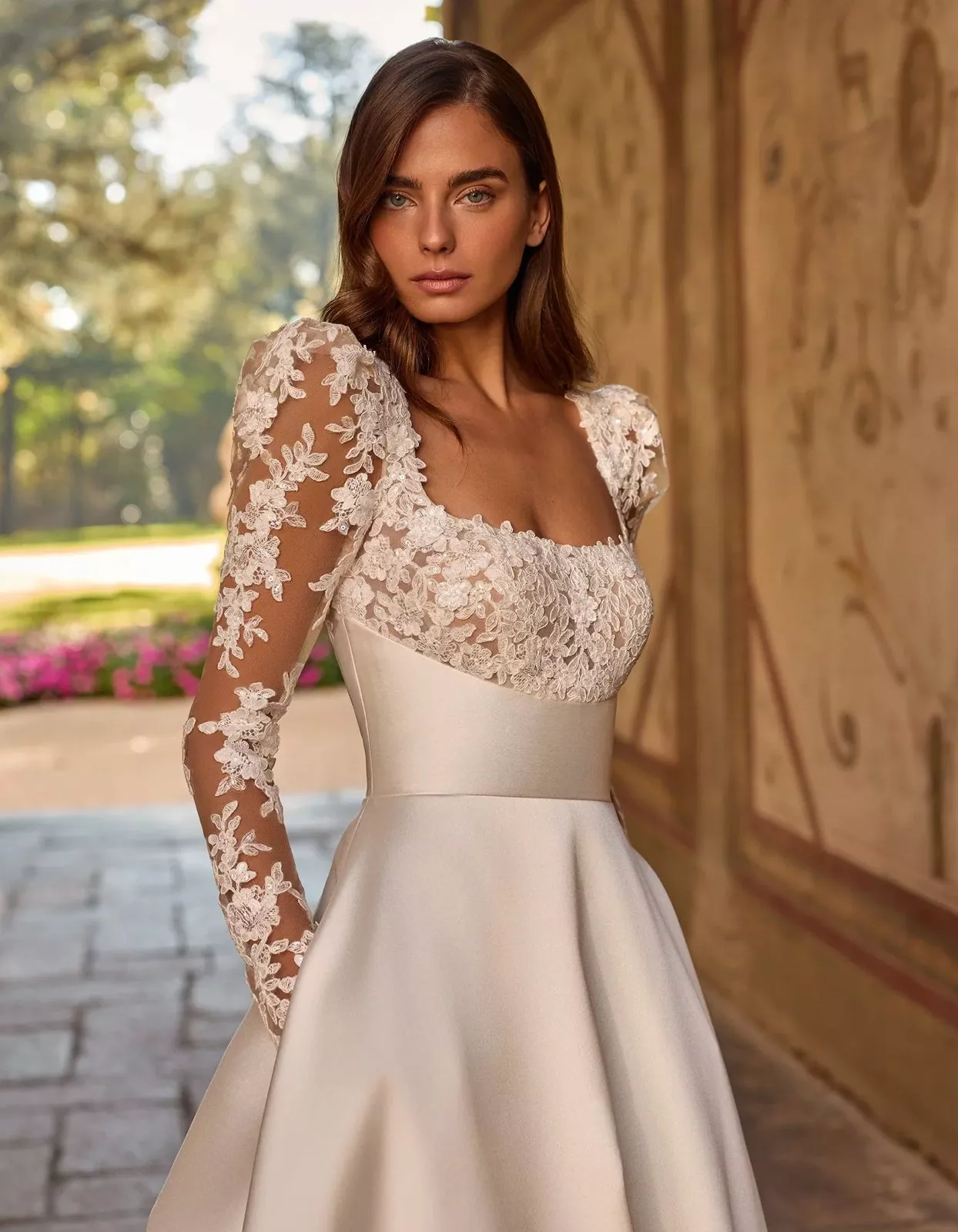 vestido-novia-ashanti-albertopalatchi-crepé-escoterecto-espaldaabierta-detalle-atelierdebodas