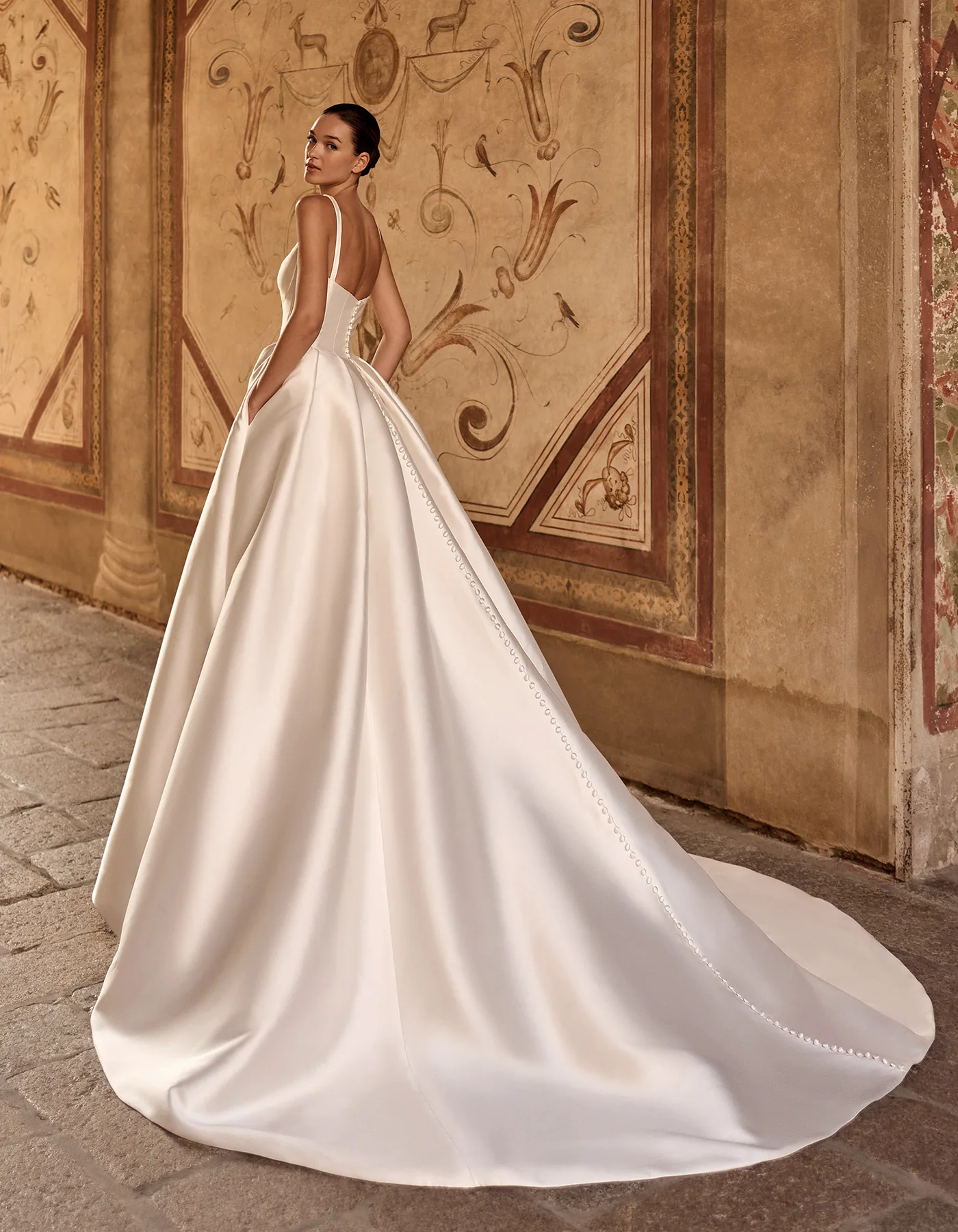 vestido-novia-azucena-albertopalatchi-mikado-corazón-espaldaenv-atelierdebodas