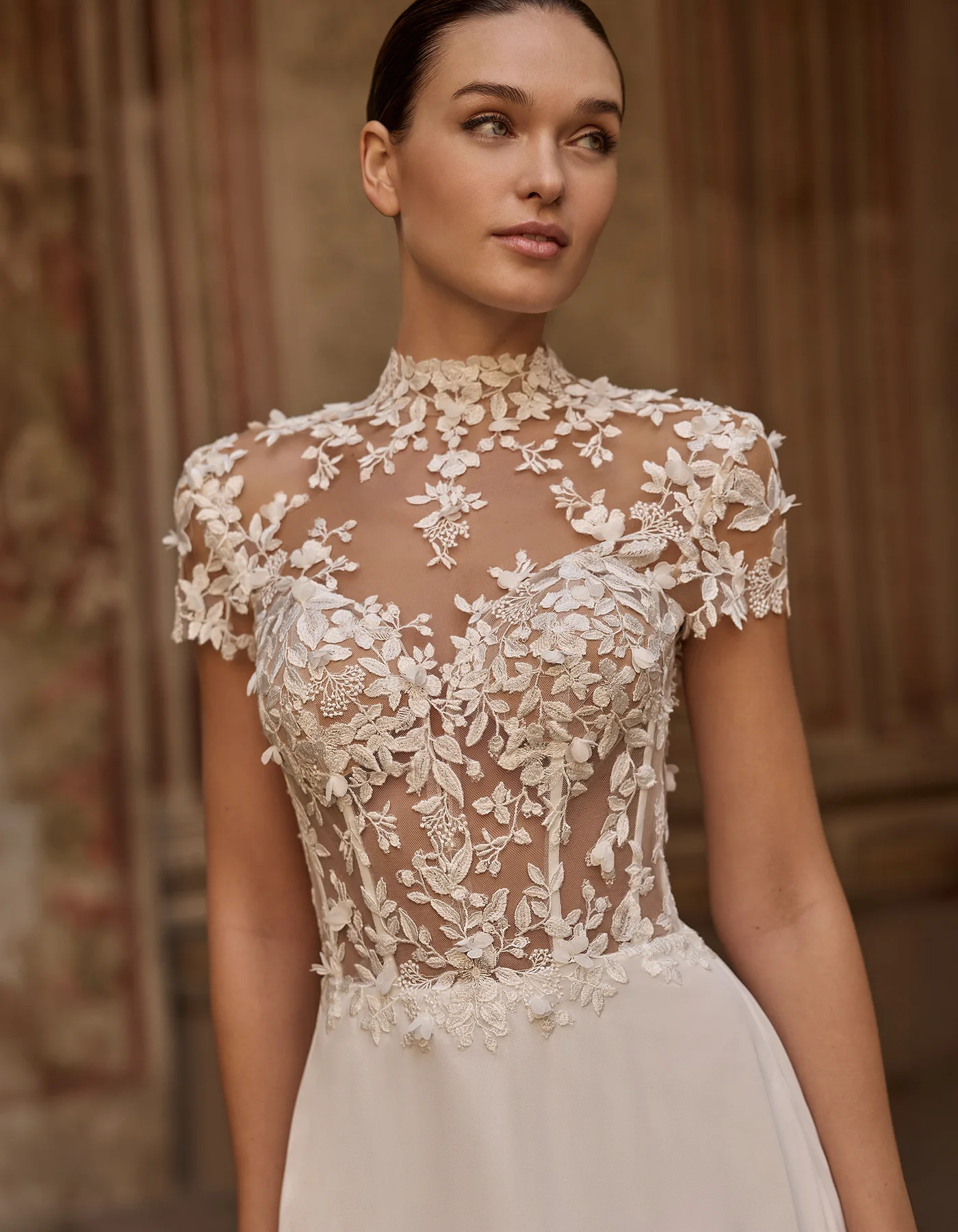 vestido-novia-faye-albertopalatchi-encaje-Ilusión-espaldaabierta-detalle-atelierdebodas