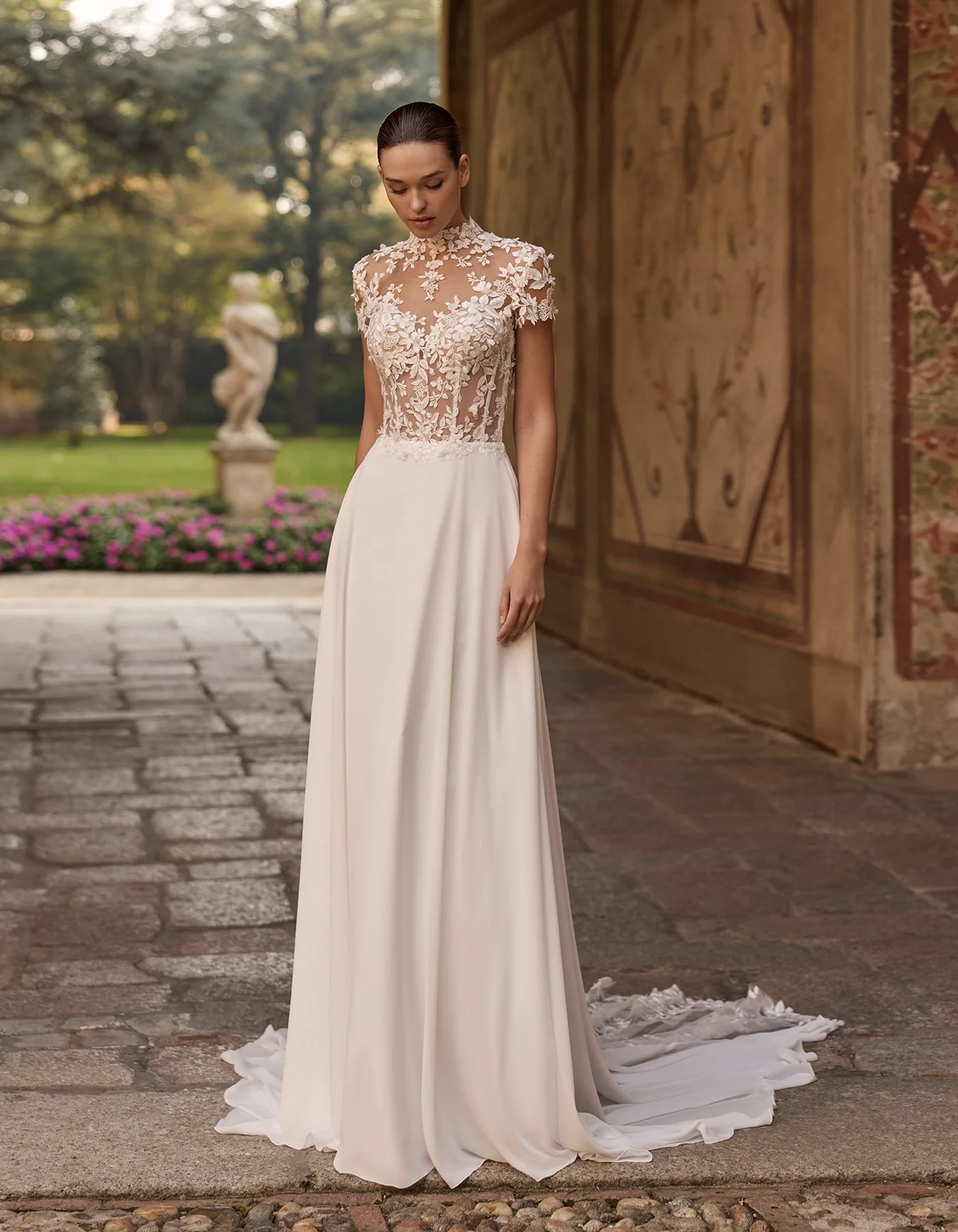 vestido-novia-faye-albertopalatchi-encaje-Ilusión-espaldaabierta-frente-atelierdebodas