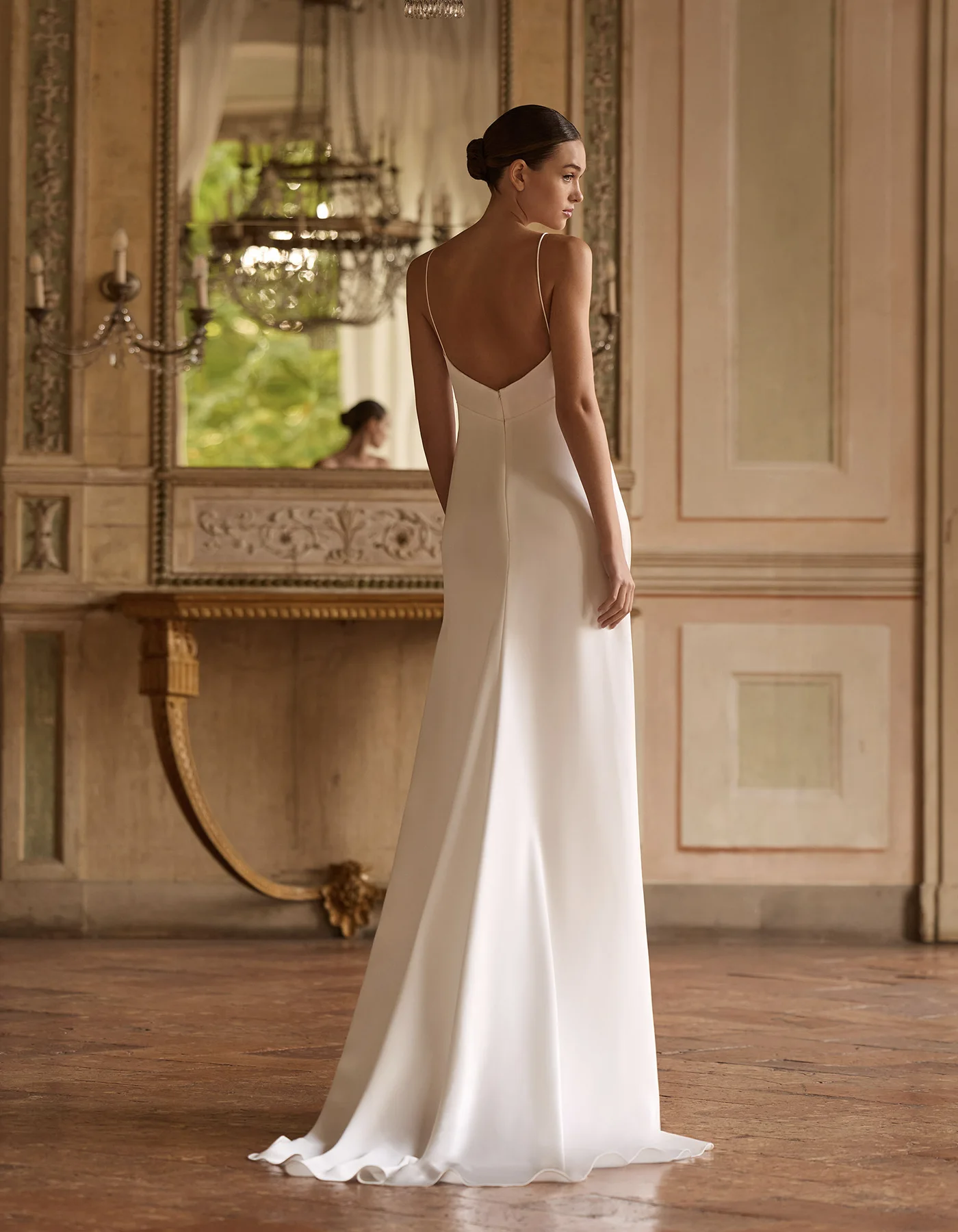 vestido-novia-hildur-albertopalatchi-crepé-escoteenv-espaldaenv-atelierdebodas