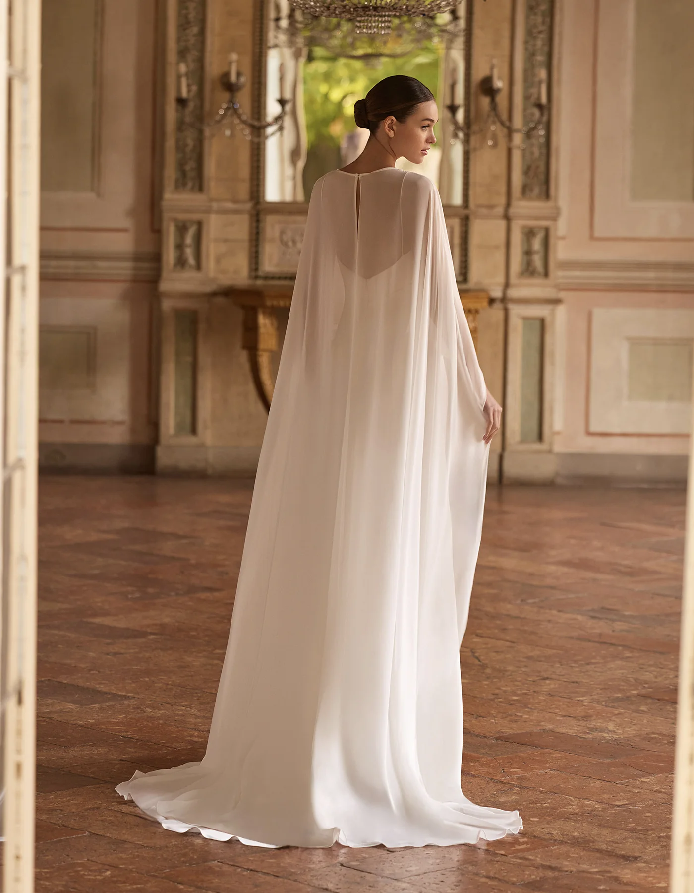 vestido-novia-hildur-albertopalatchi-crepé-escoteenv-espaldaenv-espaldacubierta-atelierdebodas