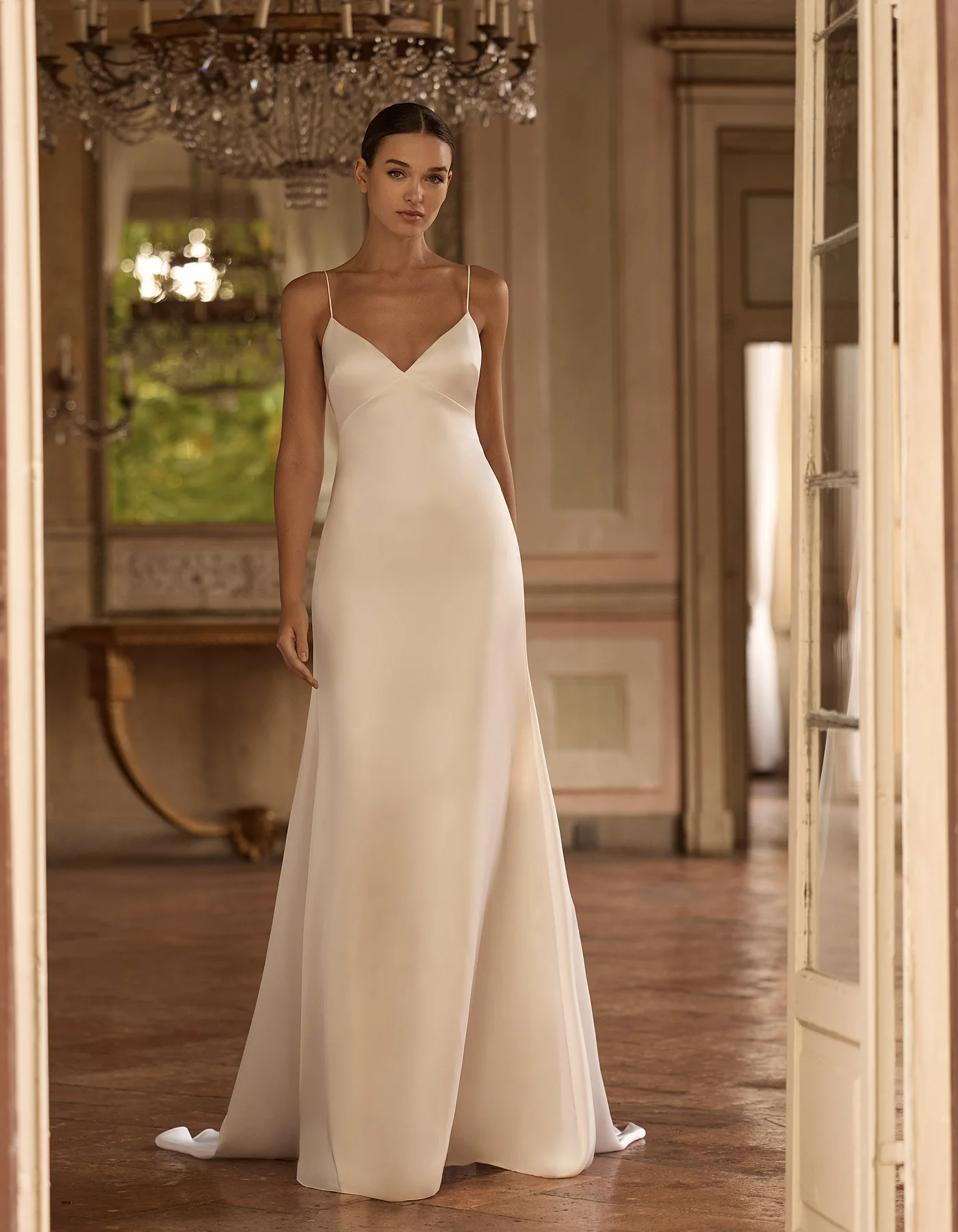 vestido-novia-hildur-albertopalatchi-crepé-escoteenv-espaldaenv-frente-atelierdebodas