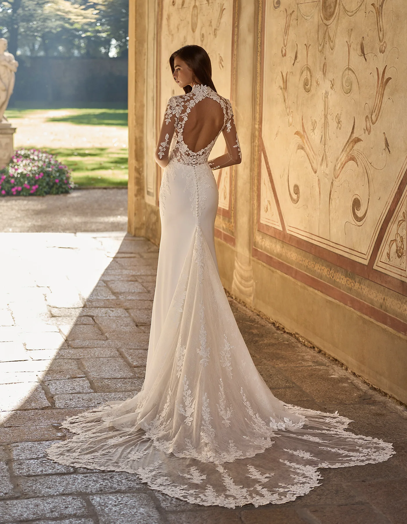 vestido-novia-kaija-albertopalatchi-encaje-escotecerrado-espaldaabierta-atelierdebodas