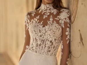 vestido-novia-kaija-albertopalatchi-encaje-escotecerrado-espaldaabierta-detalle-atelierdebodas