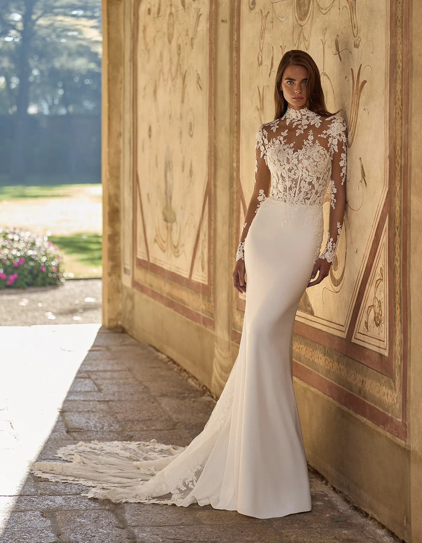 vestido-novia-kaija-albertopalatchi-encaje-escotecerrado-espaldaabierta-frente-atelierdebodas