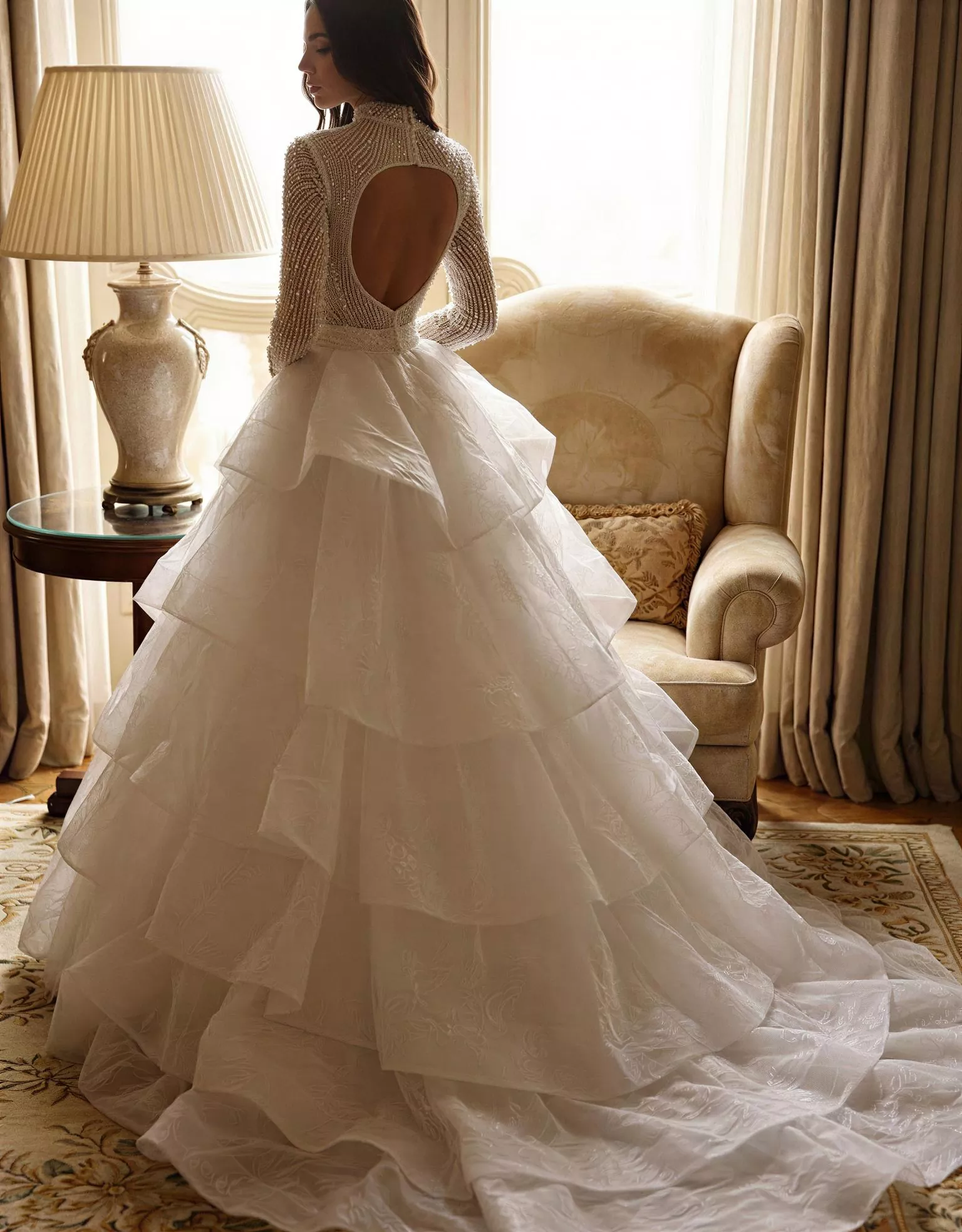 vestido-novia-lucibella-ateliercouture-pedreria-escotecerrado-espaldaabierta-atelierdebodas