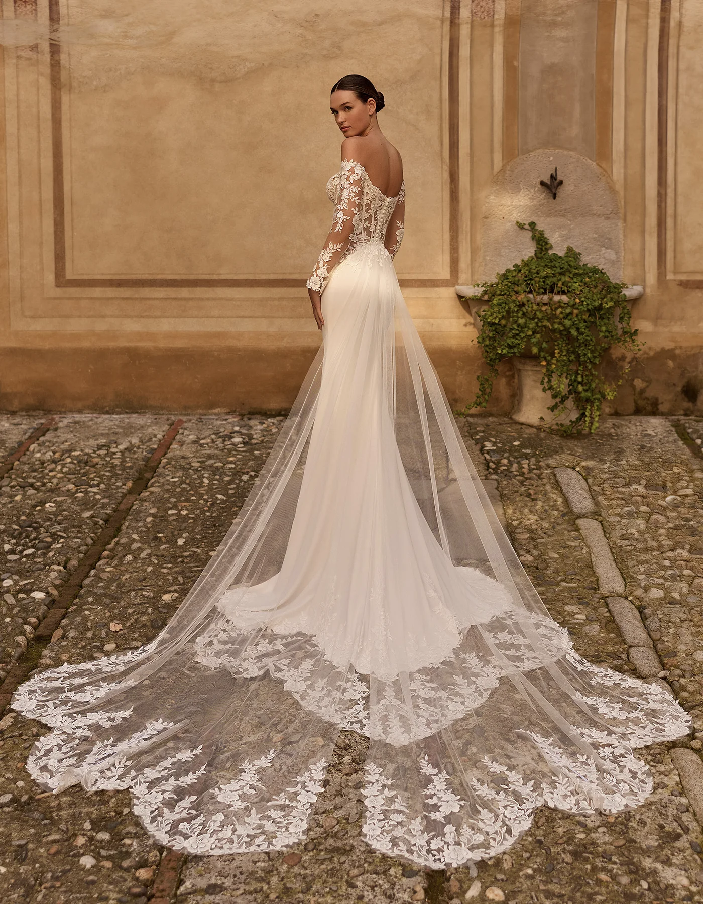 vestido-novia-malika-albertopalatchi-crepé-corazón-espaldailusión-atelierdebodas