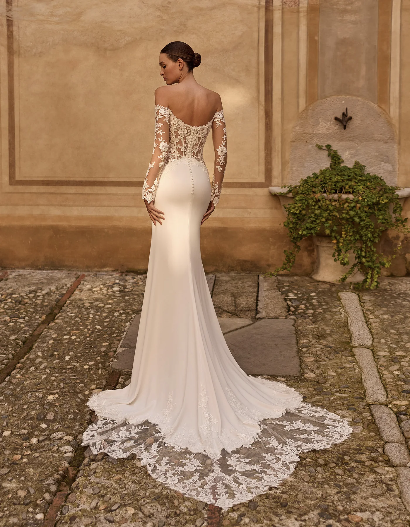 vestido-novia-malika-albertopalatchi-crepé-corazón-espaldailusión-detalle-atelierdebodas