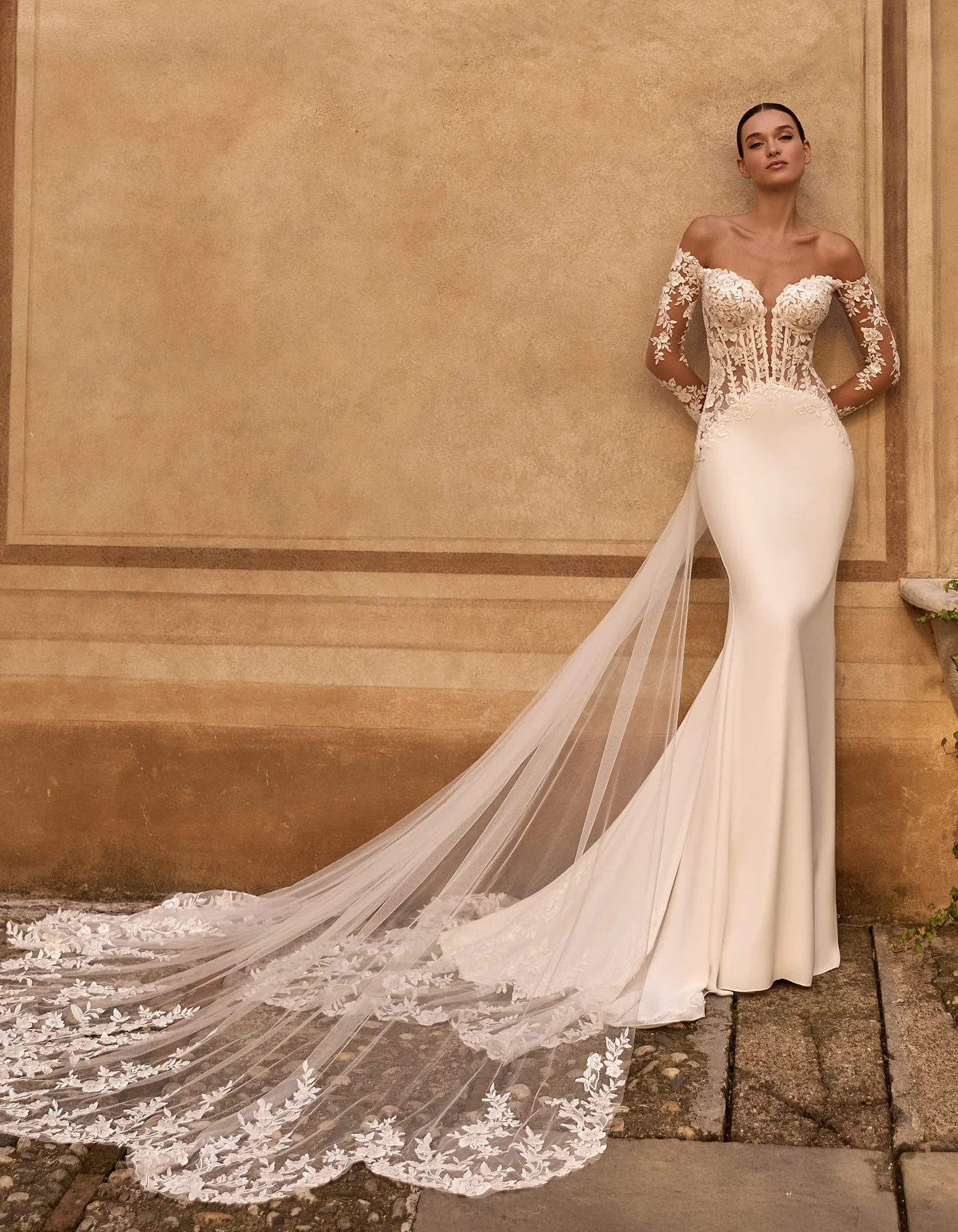 vestido-novia-malika-albertopalatchi-crepé-corazón-espaldailusión-frente-atelierdebodas