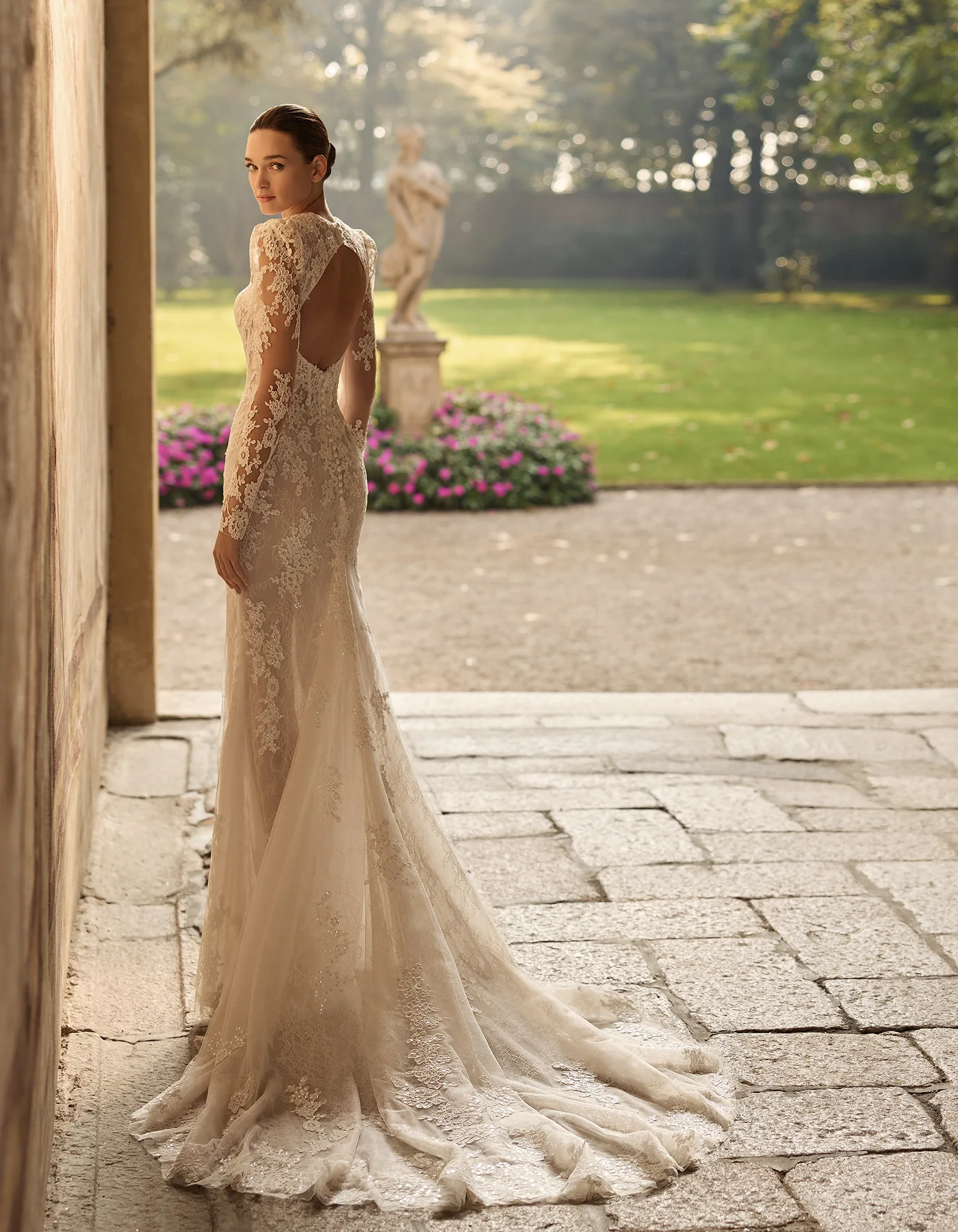 vestido-novia-norah-albertopalatchi-encaje-escotecuadrado-espaldaabierta-atelierdebodas