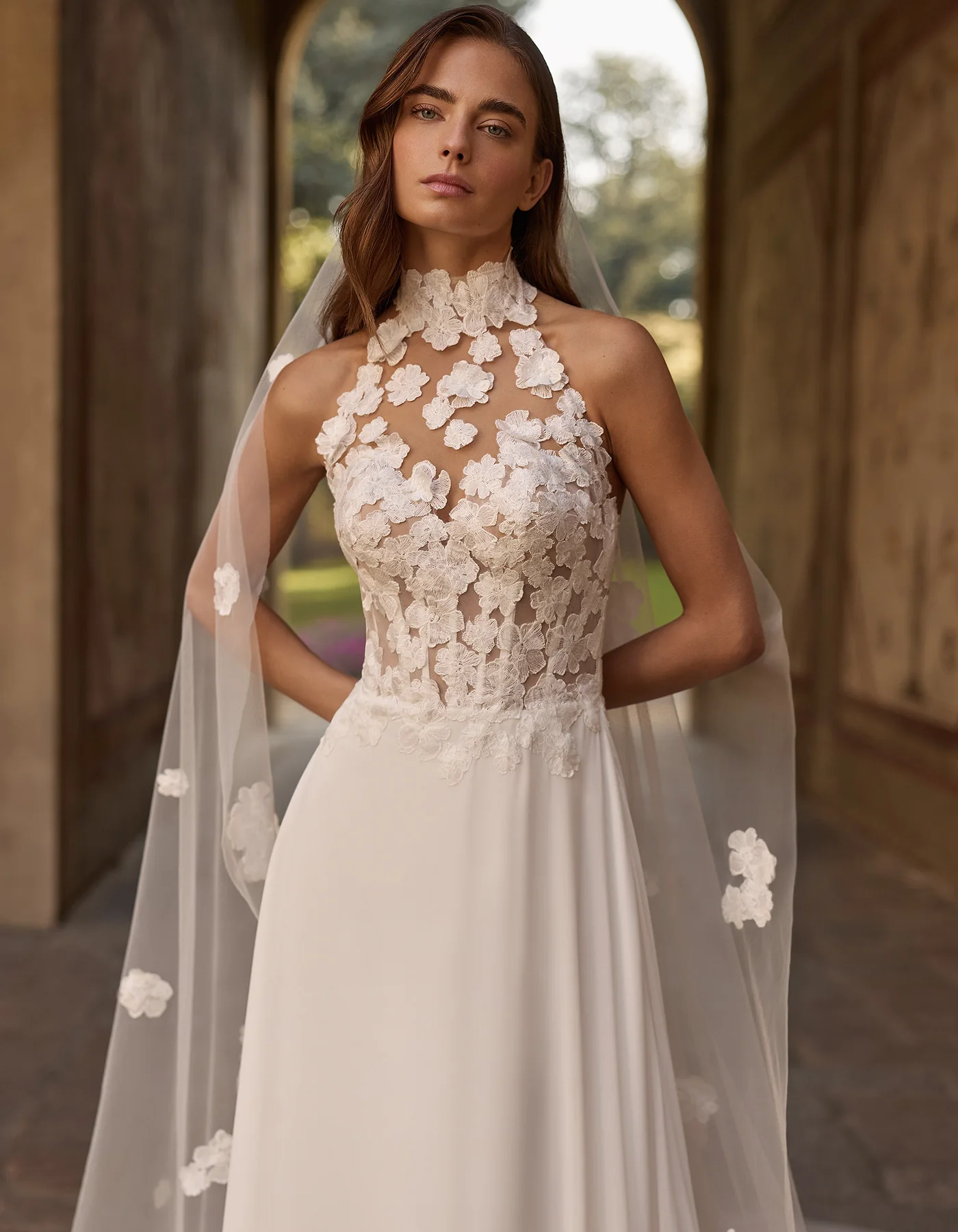vestido-novia-sabrina-albertopalatchi-encaje-Ilusión-espaldaabierta-detalle-atelierdebodas