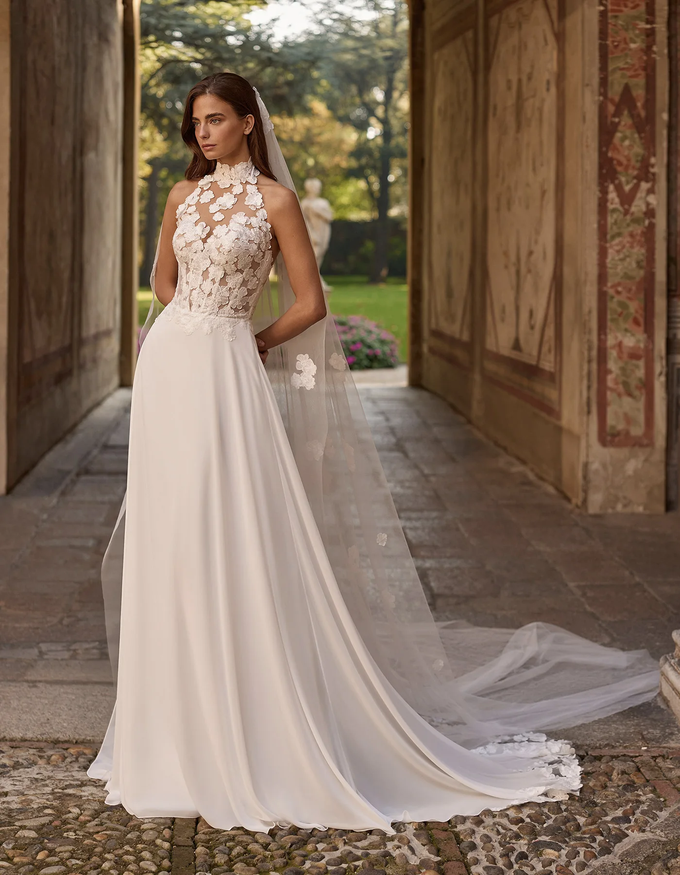 vestido-novia-sabrina-albertopalatchi-encaje-Ilusión-espaldaabierta-frente-atelierdebodas