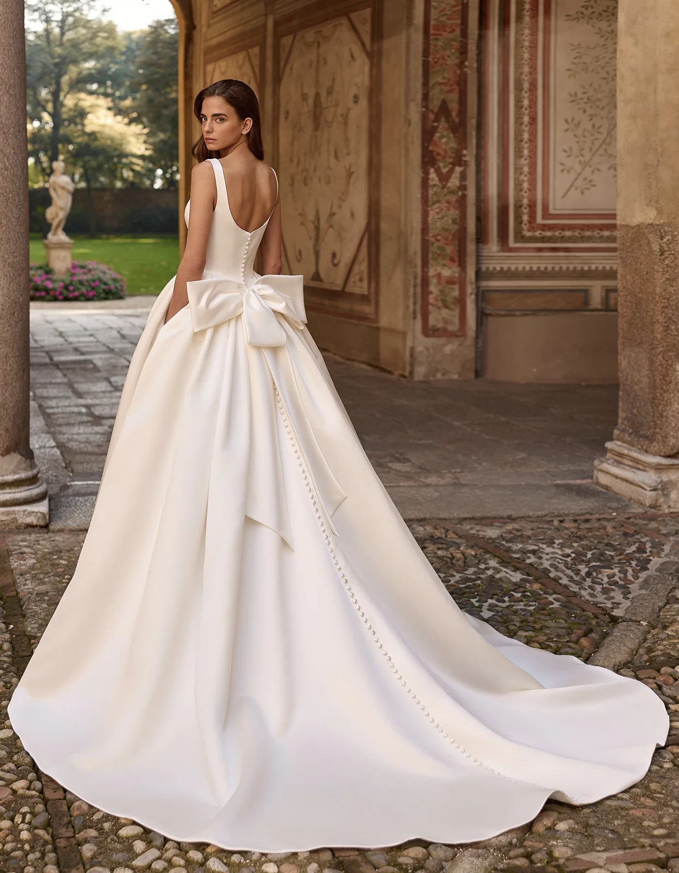 vestido-novia-shania-albertopalatchi-mikado-escoteredondo-espaldaenv-atelierdebodas