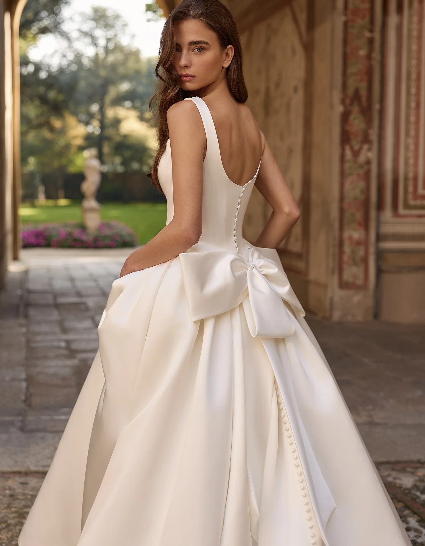 vestido-novia-shania-albertopalatchi-mikado-escoteredondo-espaldaenv-detalleespalda-atelierdebodas