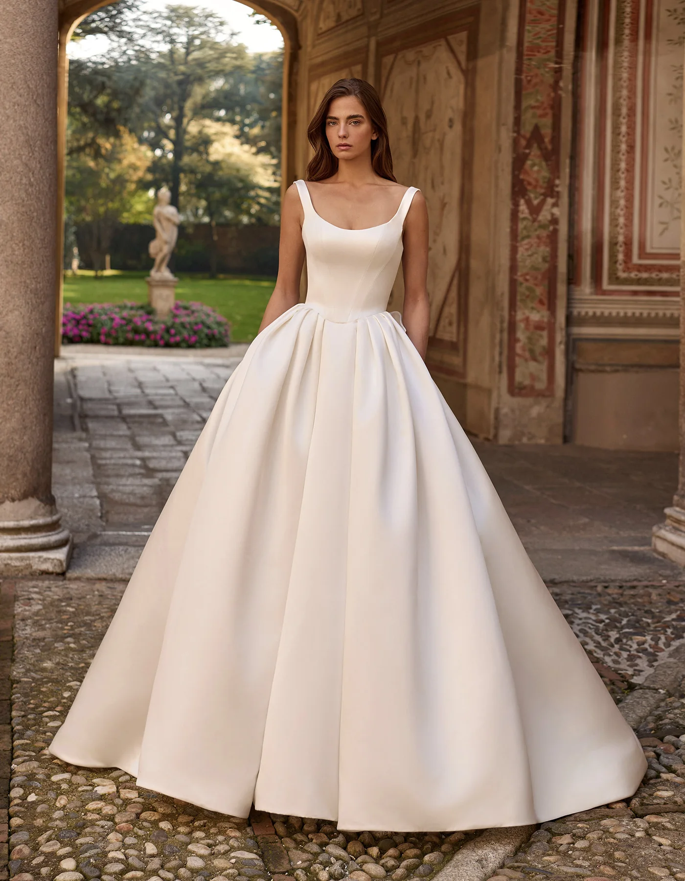 vestido-novia-shania-albertopalatchi-mikado-escoteredondo-espaldaenv-frente-atelierdebodas