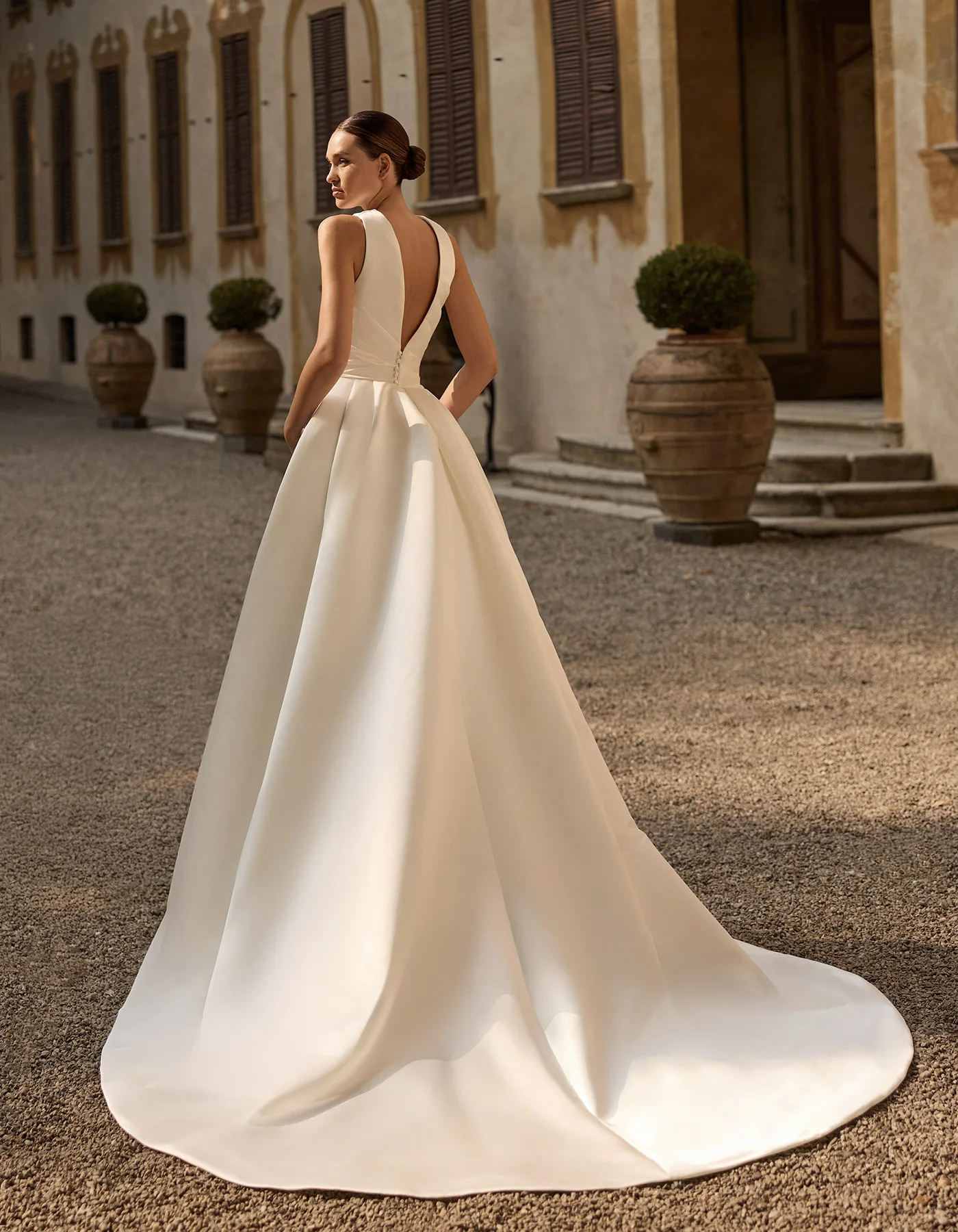 vestido-novia-sia-albertopalatchi-crepé-Ilusión-espaldaenv-atelierdebodas