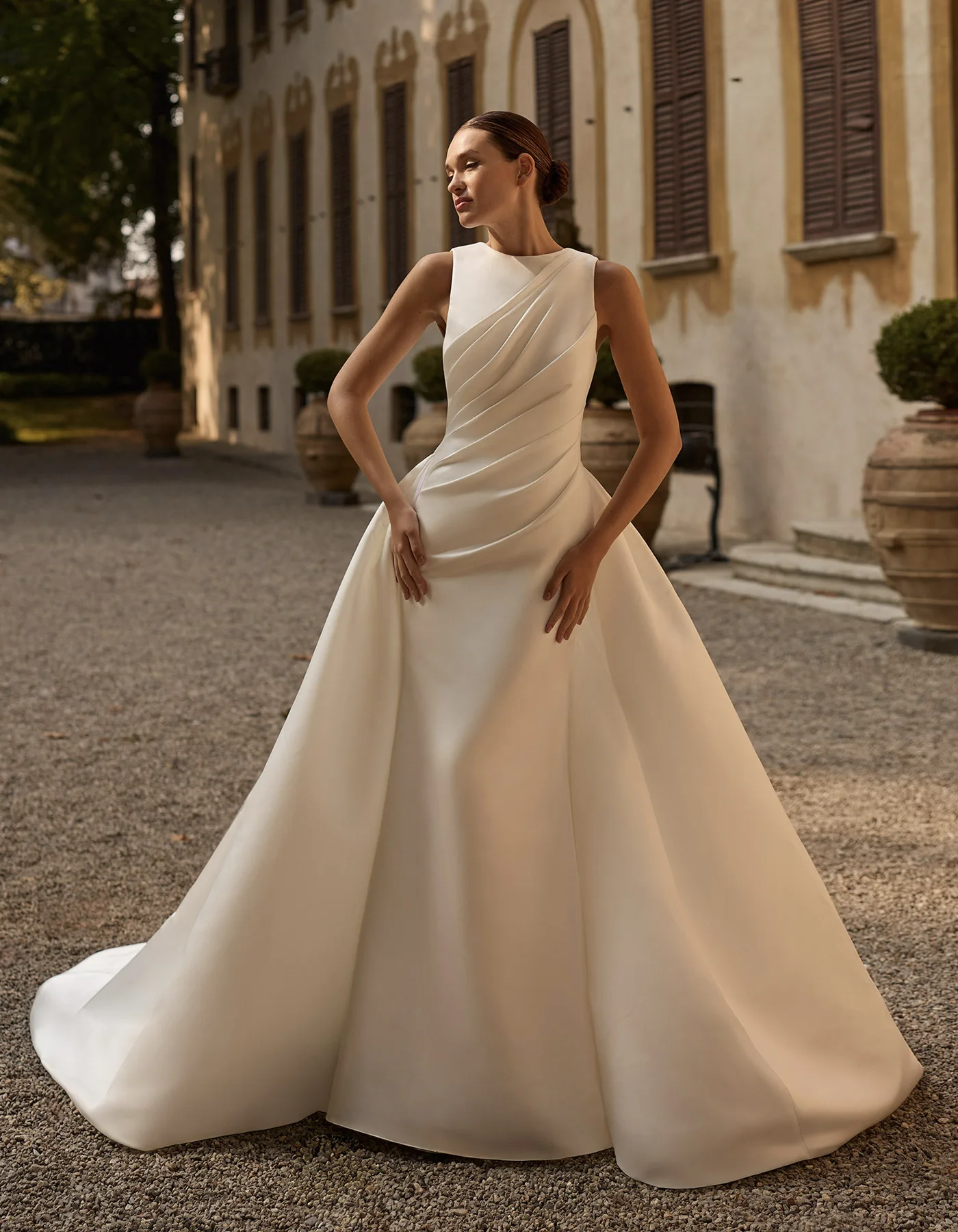 vestido-novia-sia-albertopalatchi-crepé-Ilusión-espaldaenv-frente-atelierdebodas