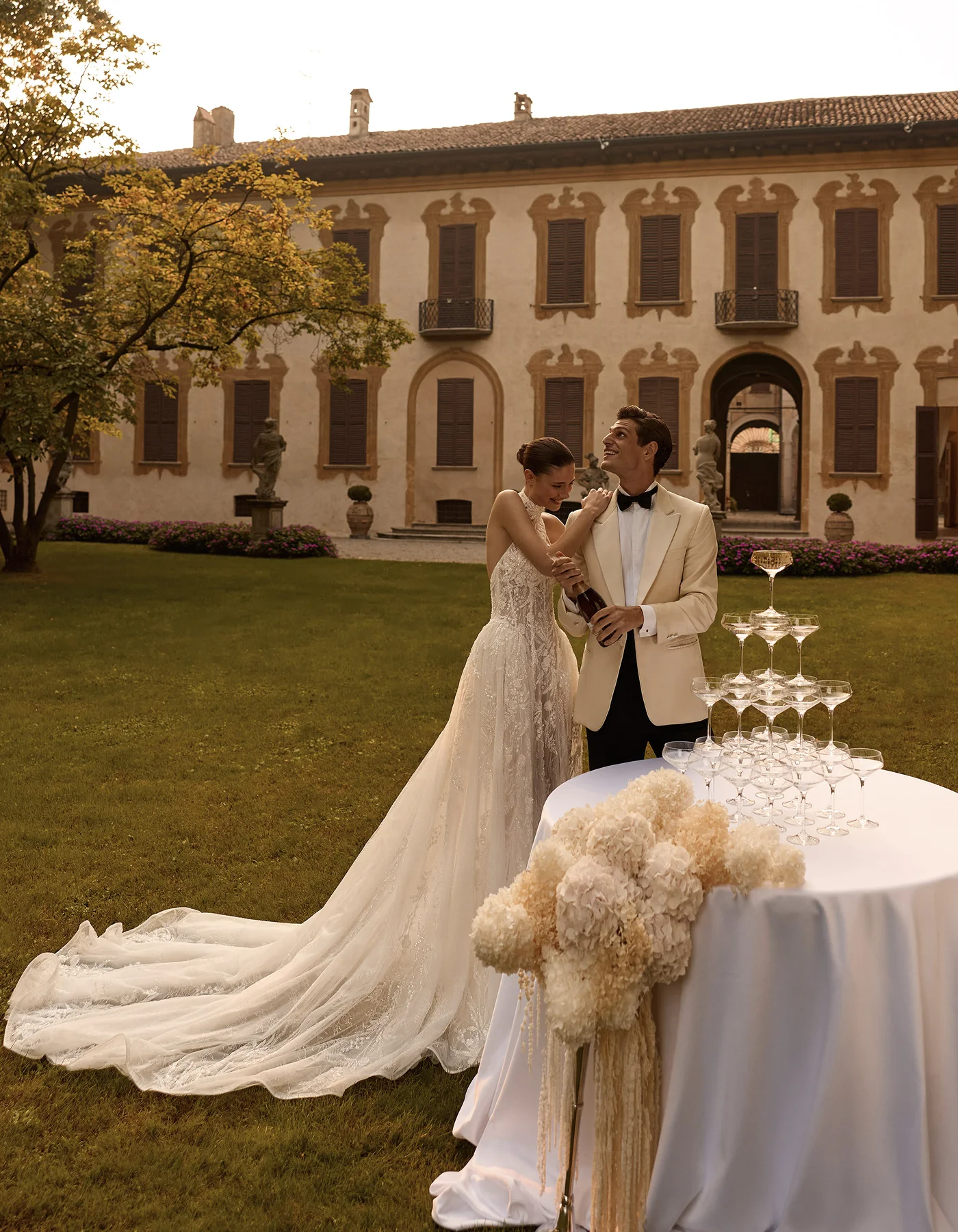 vestido-novia-solange-albertopalatchi-Encaje-escotehalter-espaldaenv-bodacolor-atelierdebodas