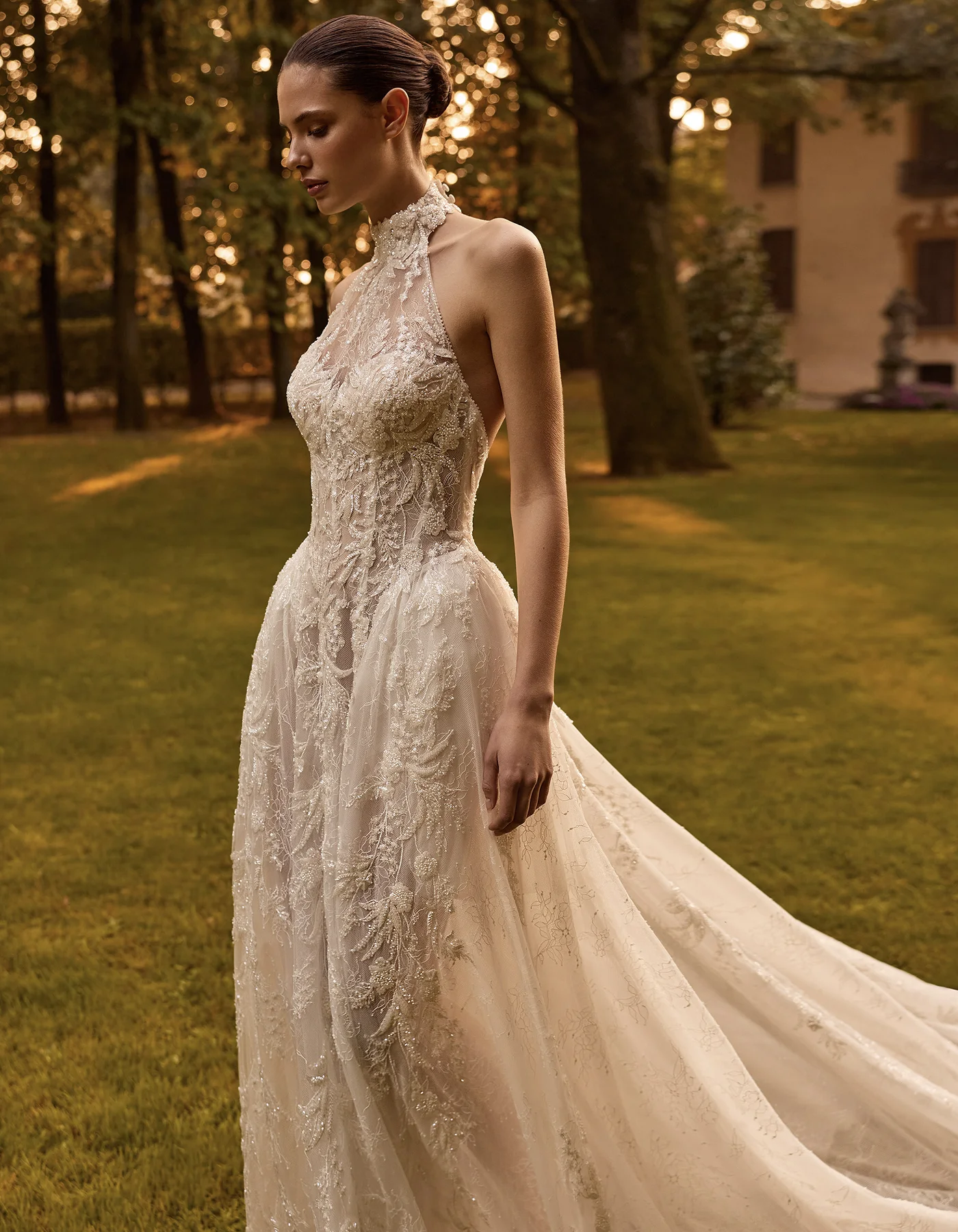 vestido-novia-solange-albertopalatchi-Encaje-escotehalter-espaldaenv-detalle-atelierdebodas