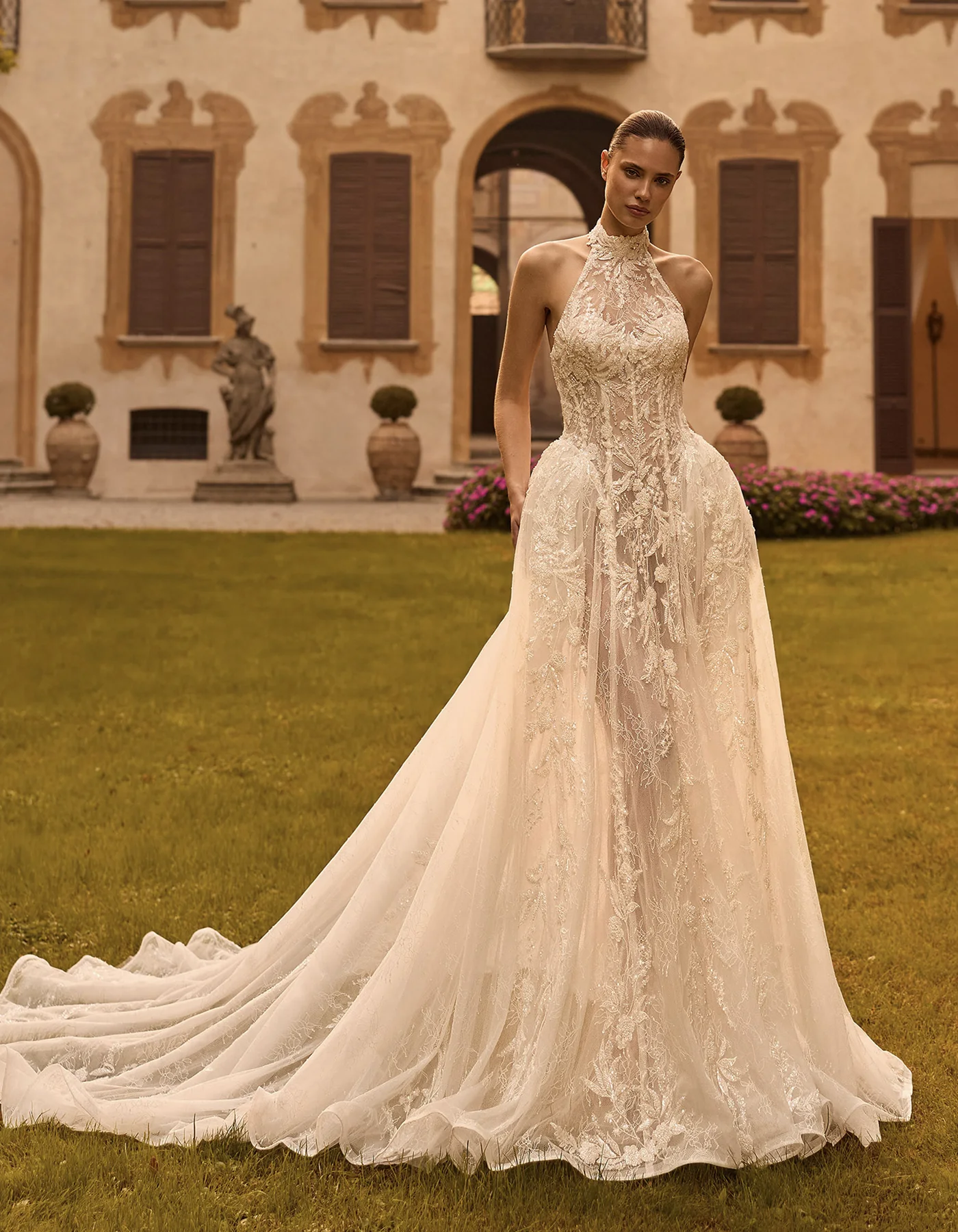 vestido-novia-solange-albertopalatchi-Encaje-escotehalter-espaldaenv-frente-atelierdebodas