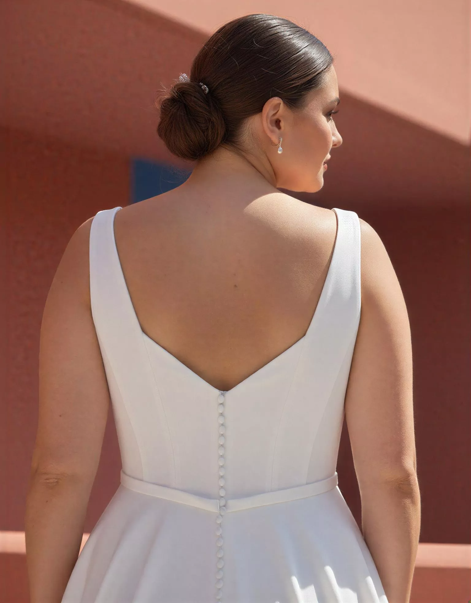 vestido-novia-yonny-ateliermadonna-crepé-escotecorazón-espaldaenv-espaldadetalle-atelierdebodas