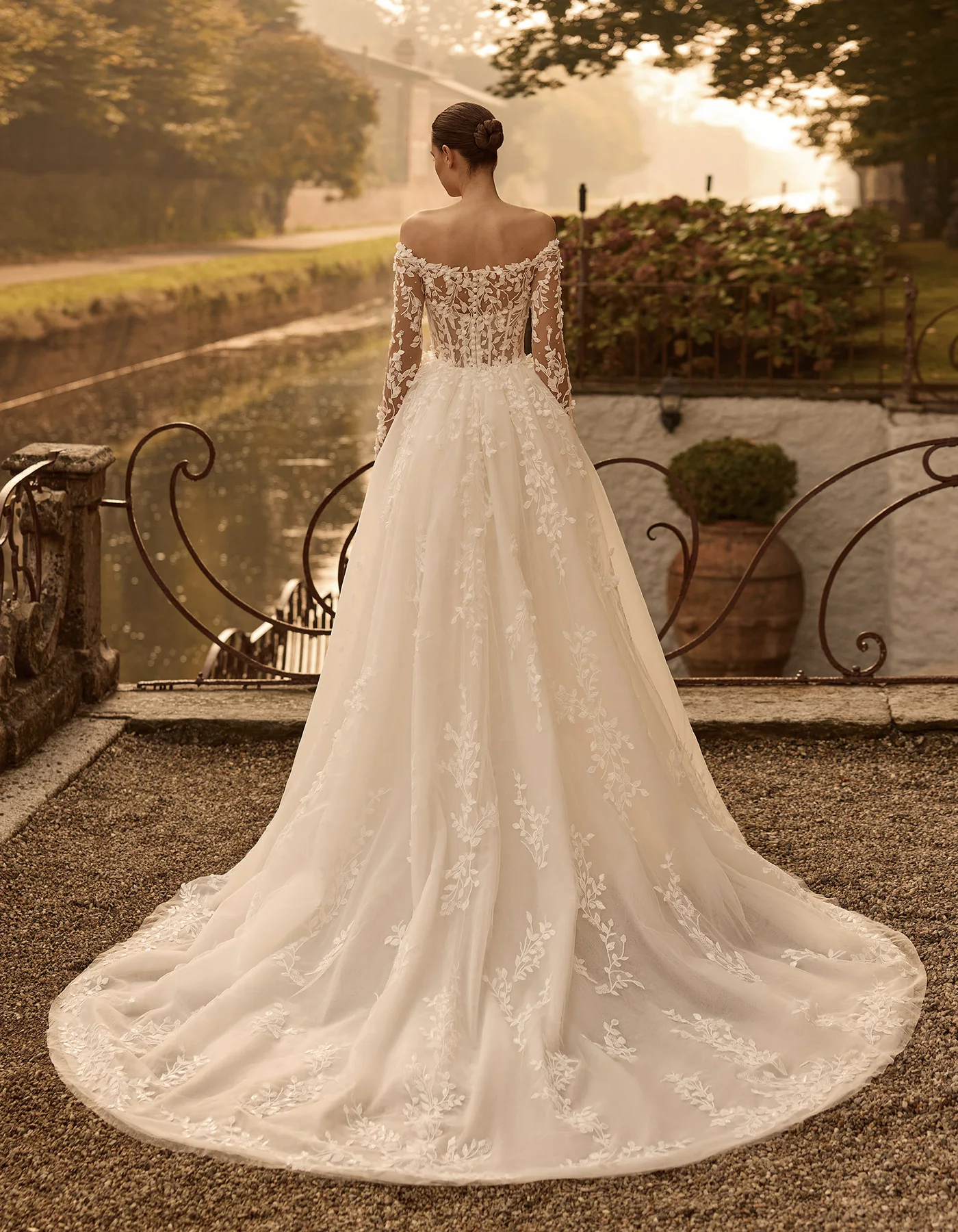 vestido-novia-zaz-albertopalatchi-Encaje-escotepalabradehonor-espaldailusión-atelierdebodas